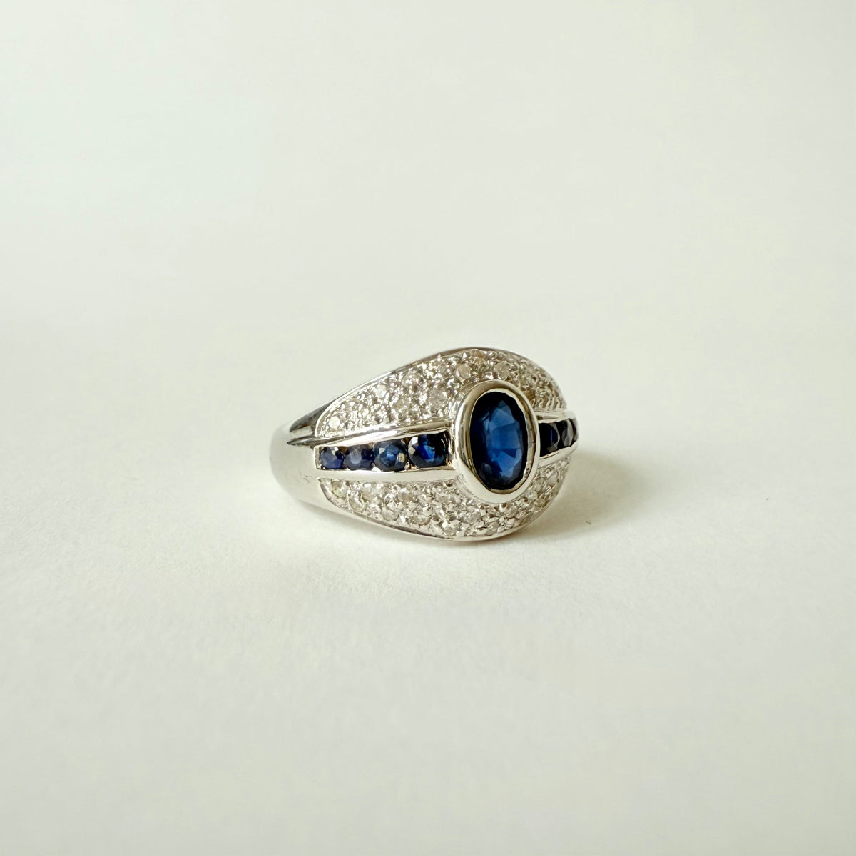 Bague Bandeau en or blanc, saphirs, et diamants