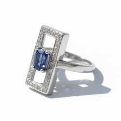 Bague rectangulaire en or blanc, saphir 1,07 carats et Diamants