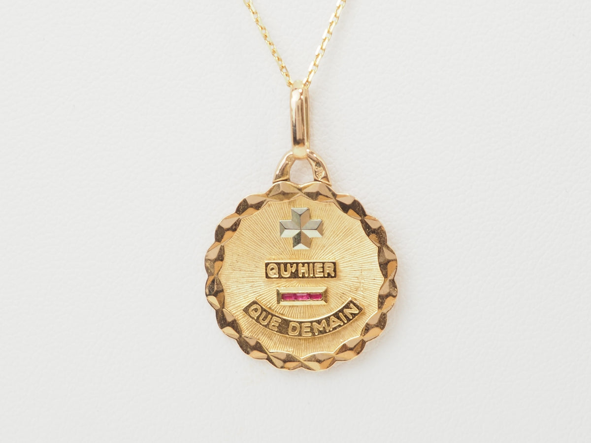Pendentif AUGIS Plus qu'hier, moins que demain en or jaune et rubis