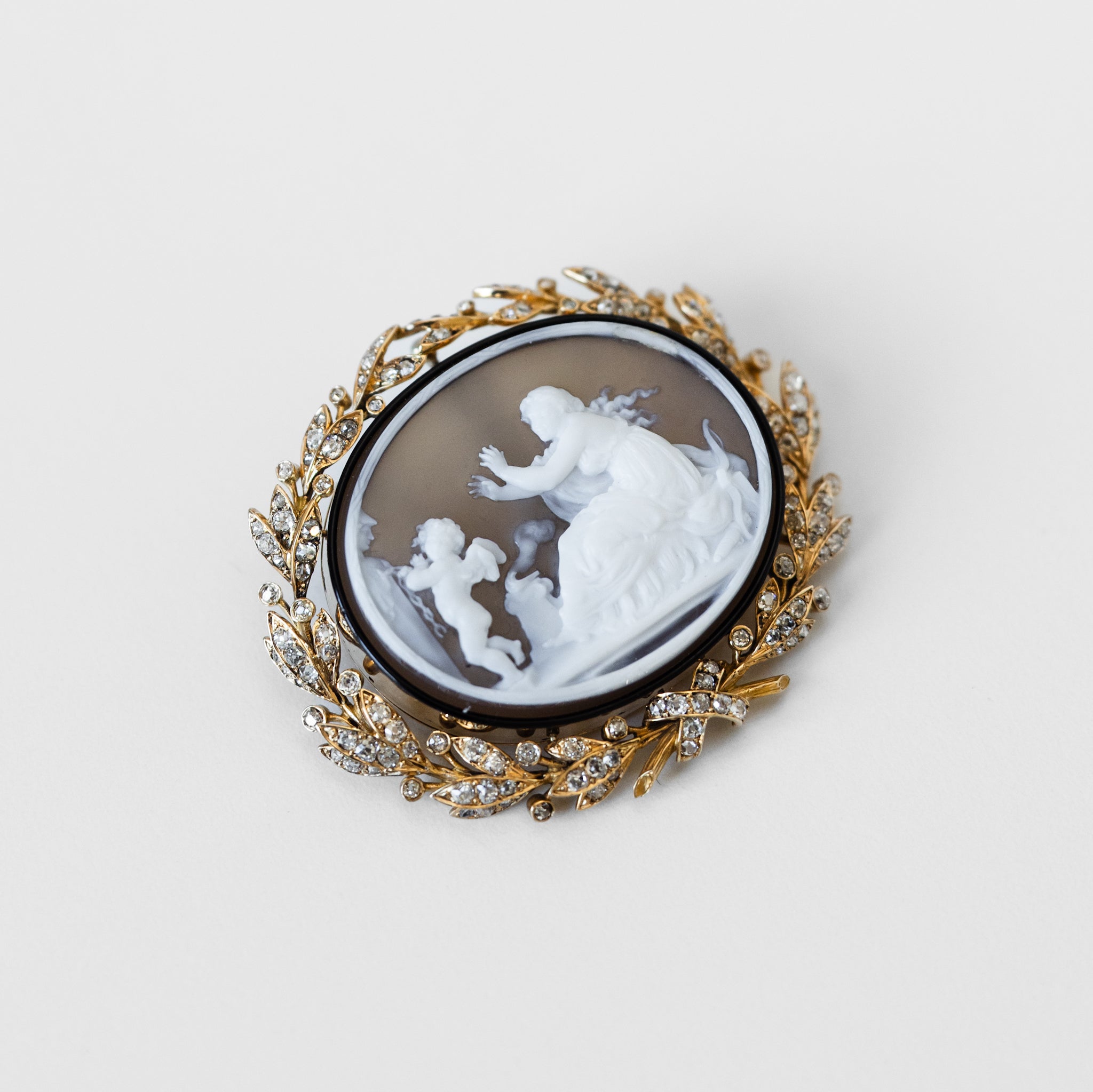 Broche Camée en or jaune et agate