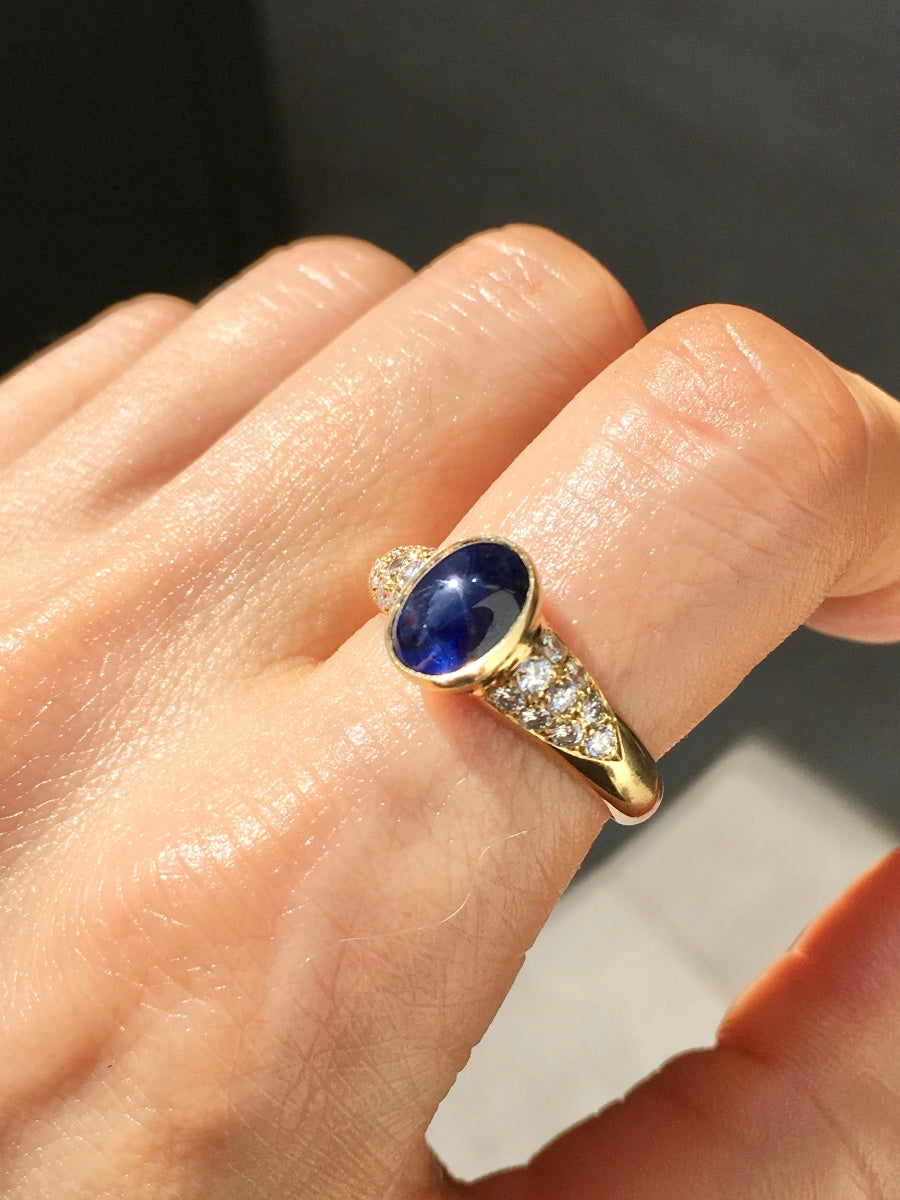 18-carat yellow gold ring with sapphire and diamonds