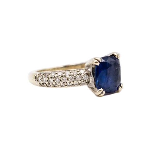 Ring in white gold, sapphire and diamonds.