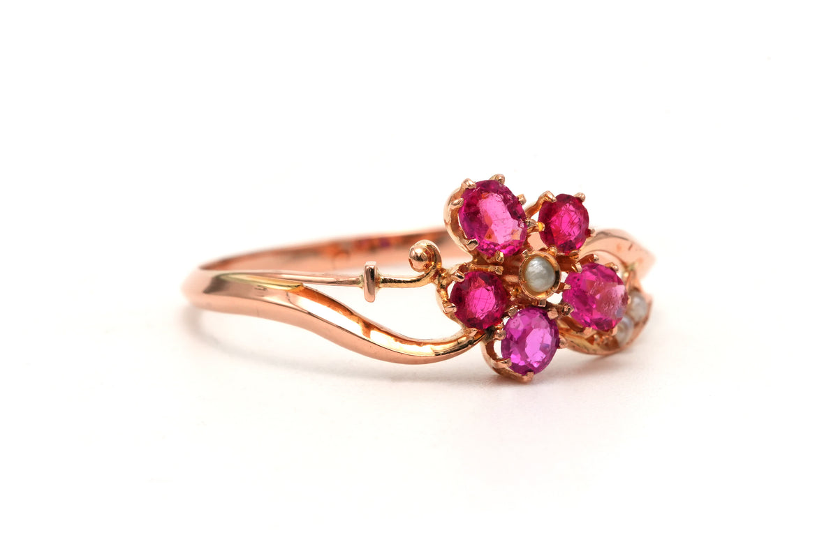 Yellow gold ring with sapphires and pearls