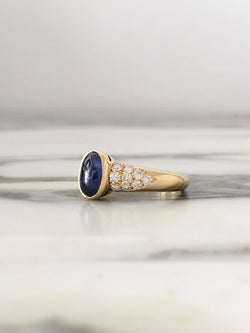 18-carat yellow gold ring with sapphire and diamonds
