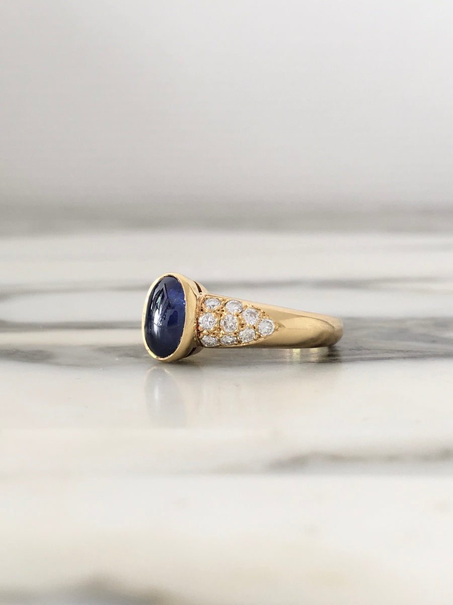 18-carat yellow gold ring with sapphire and diamonds