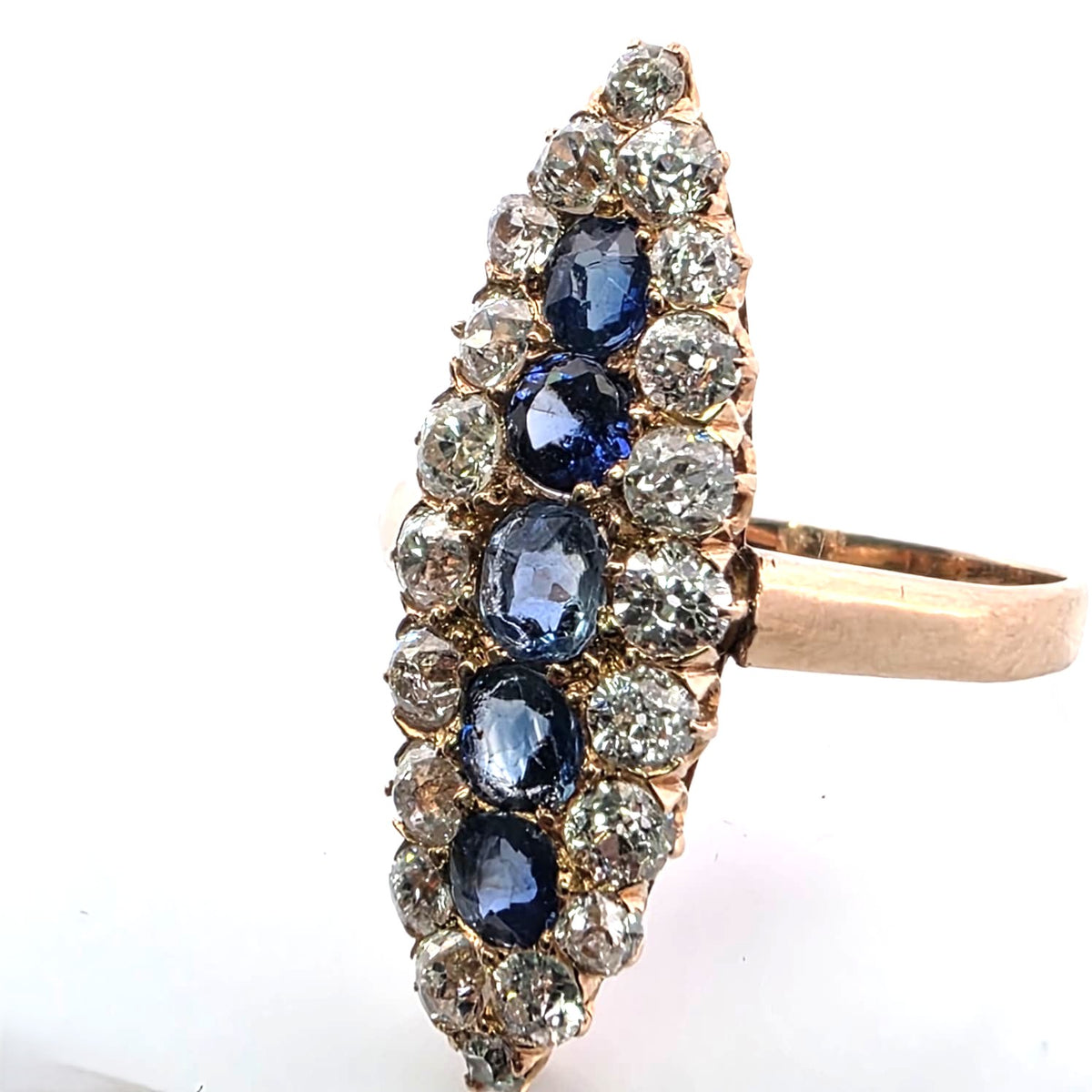 Bague Marquise en or jaune, saphirs et diamants