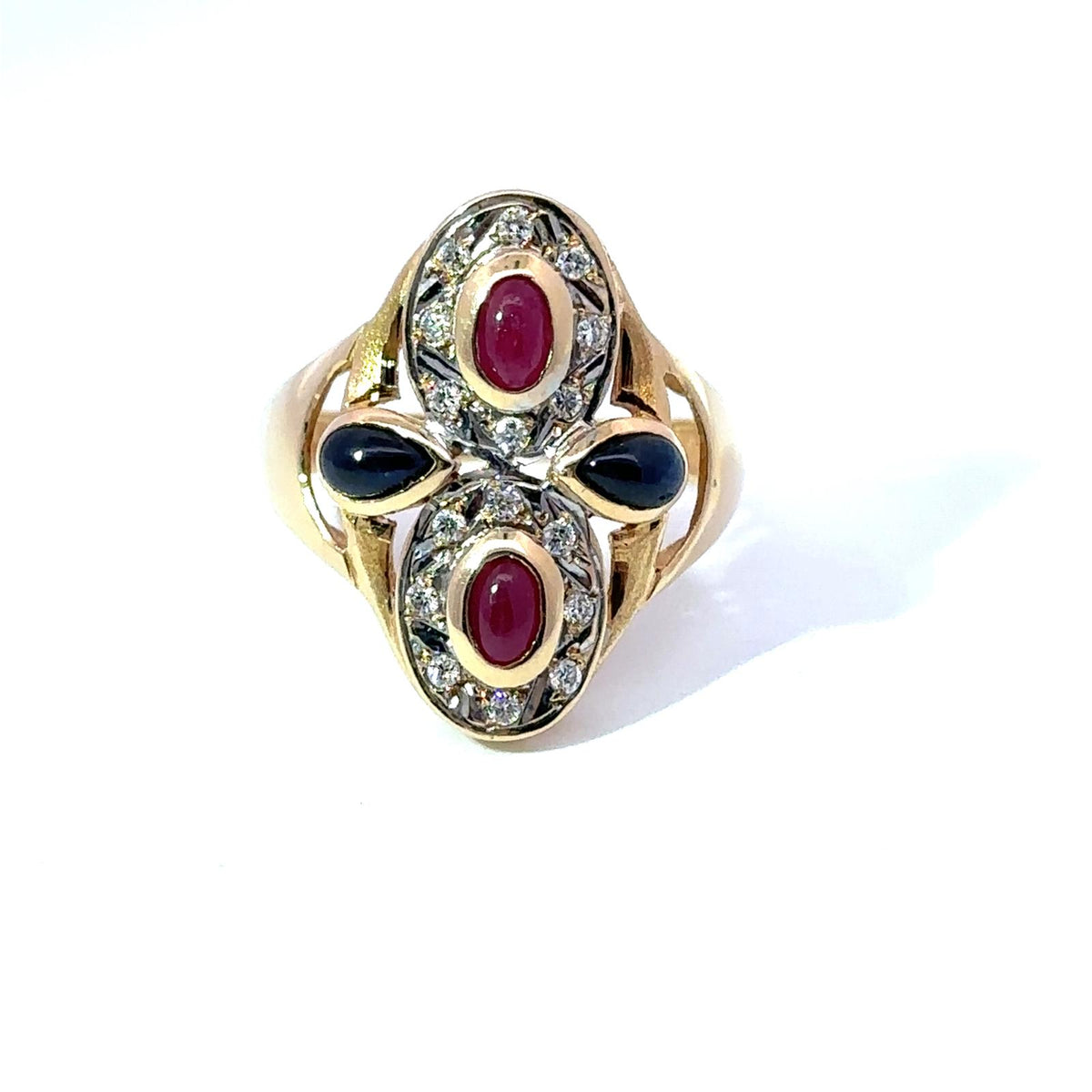 Bague Cocktail en or jaune, or blanc, rubis, saphirs et diamants