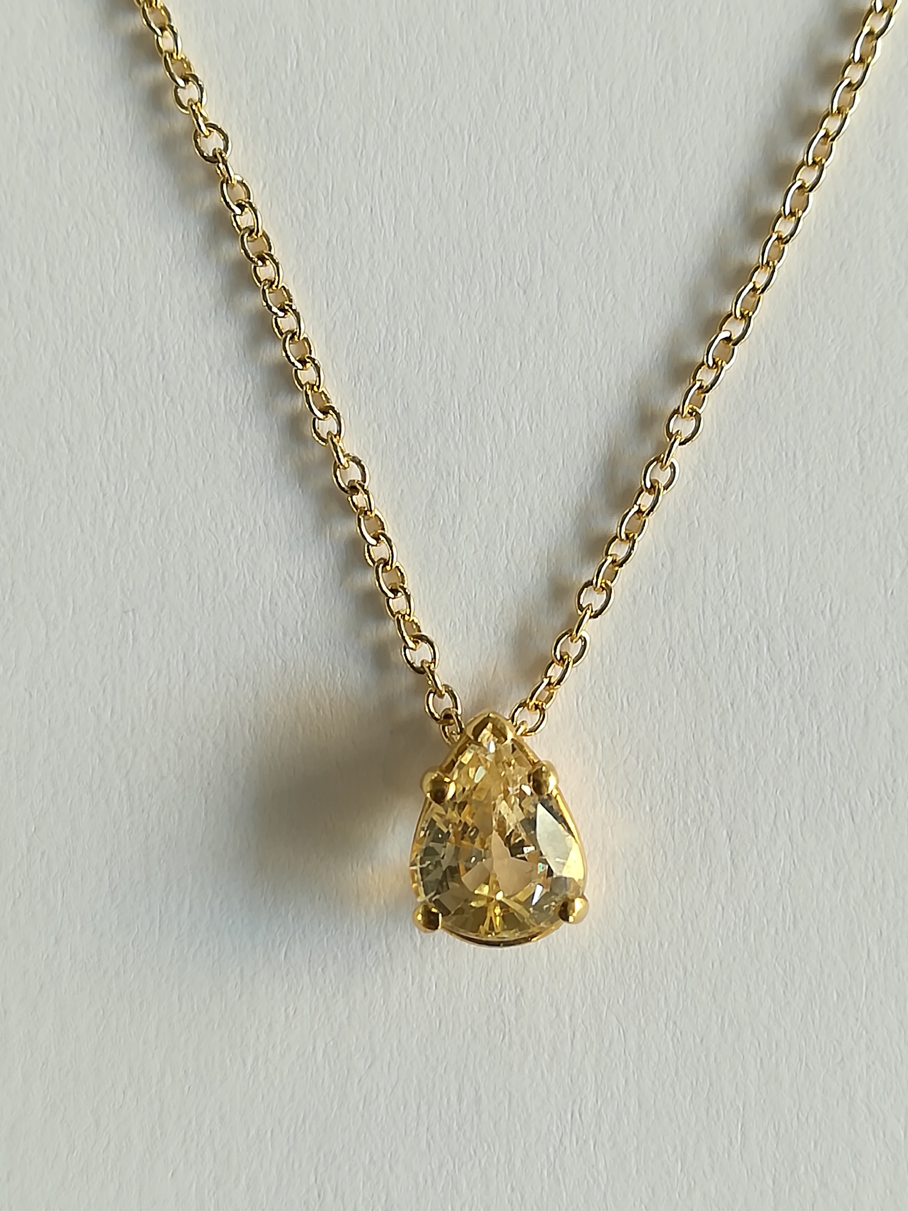 Collier Pendentif GUY BARUCH en or jaune et saphir