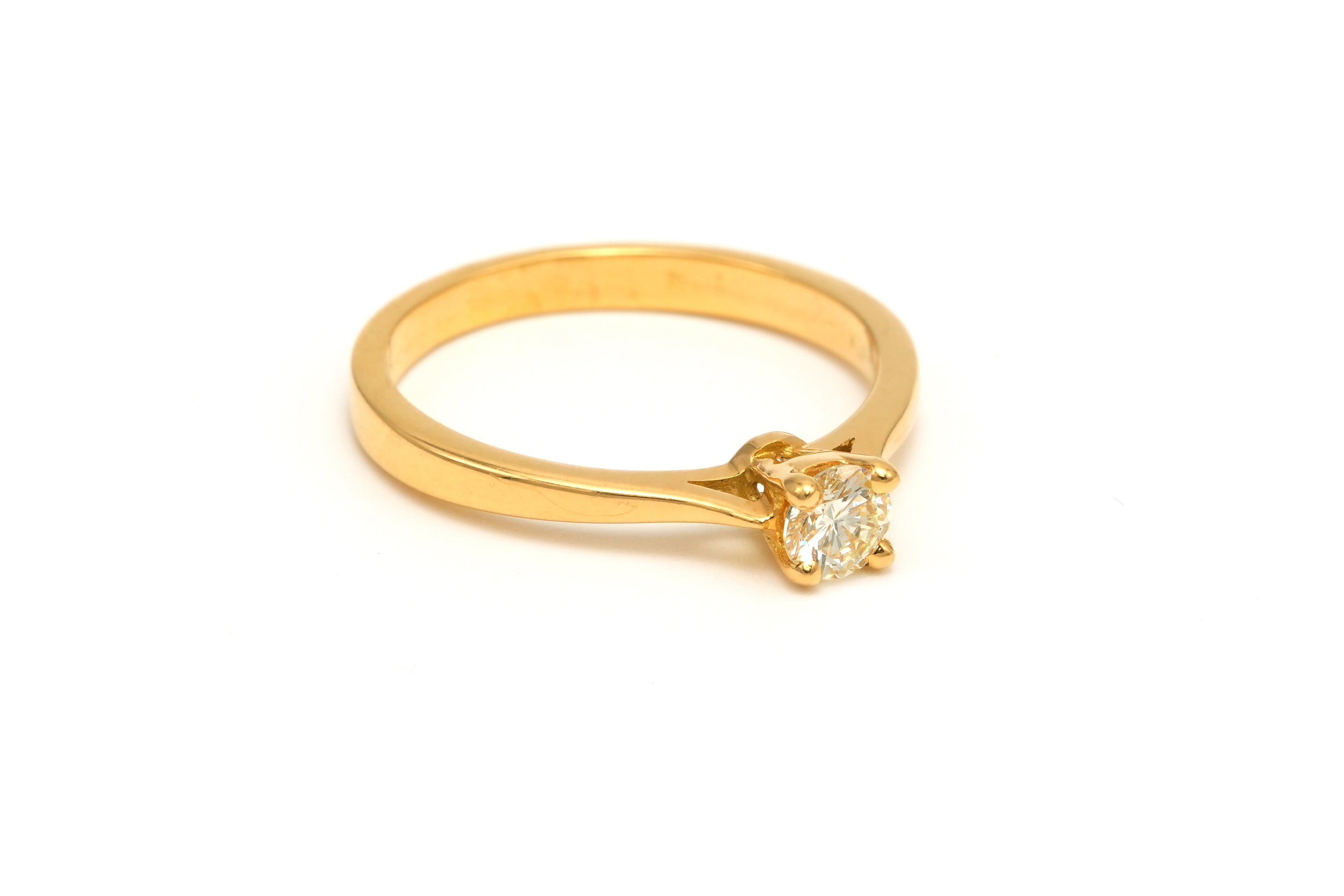 Yellow Gold Solitaire Ring with Diamond