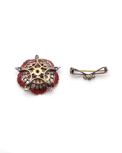 Brooch made of yellow gold, silver, Enamel, and diamonds.