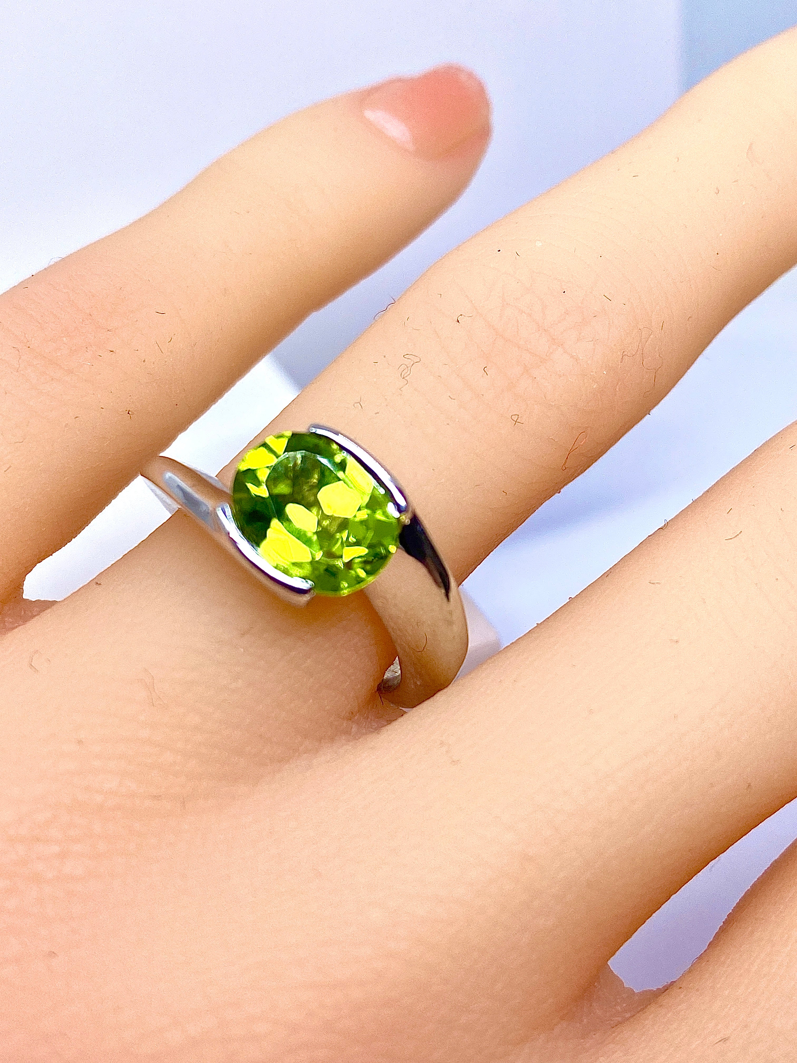 Ring in white gold and peridot