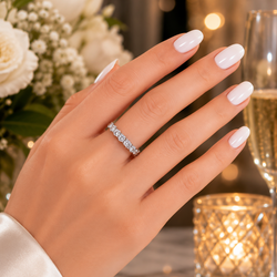 Wedding band ring in white gold and diamonds