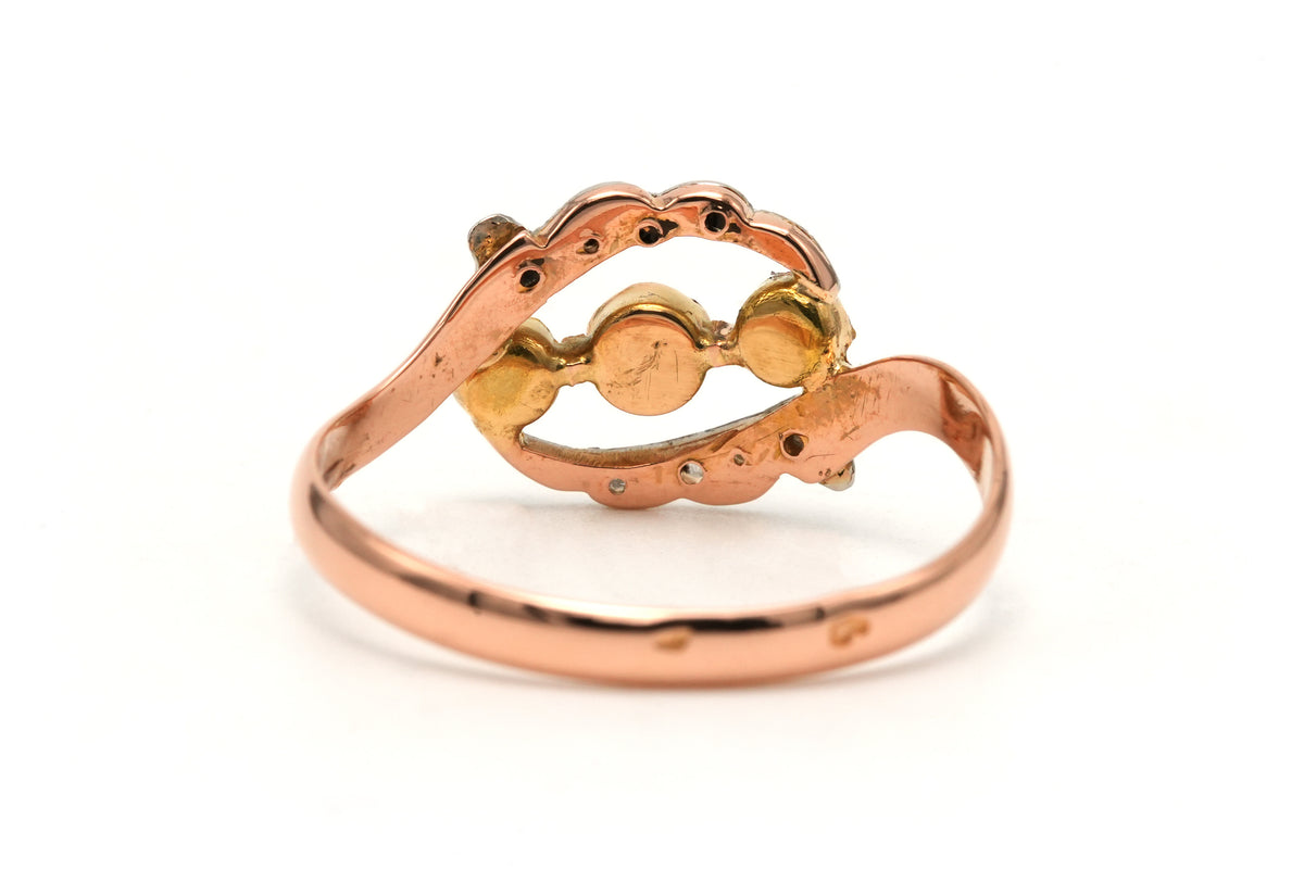 Bague en or jaune, émeraude, perles et diamants