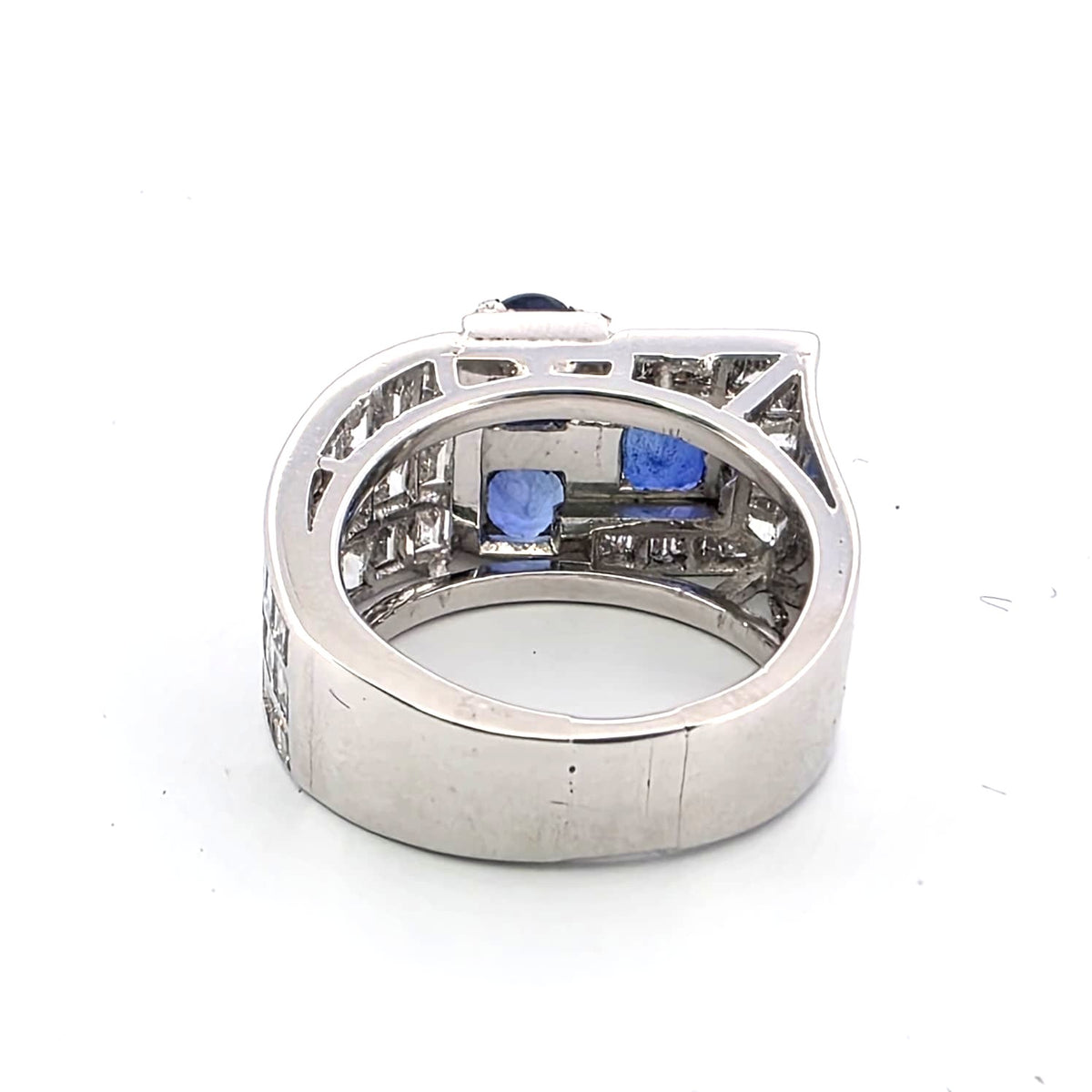Bague Tank en or blanc, saphirs et diamants