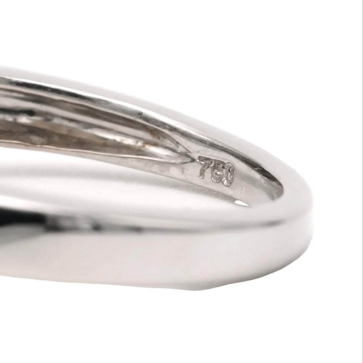 Marguerite Ring in White Gold and Diamonds