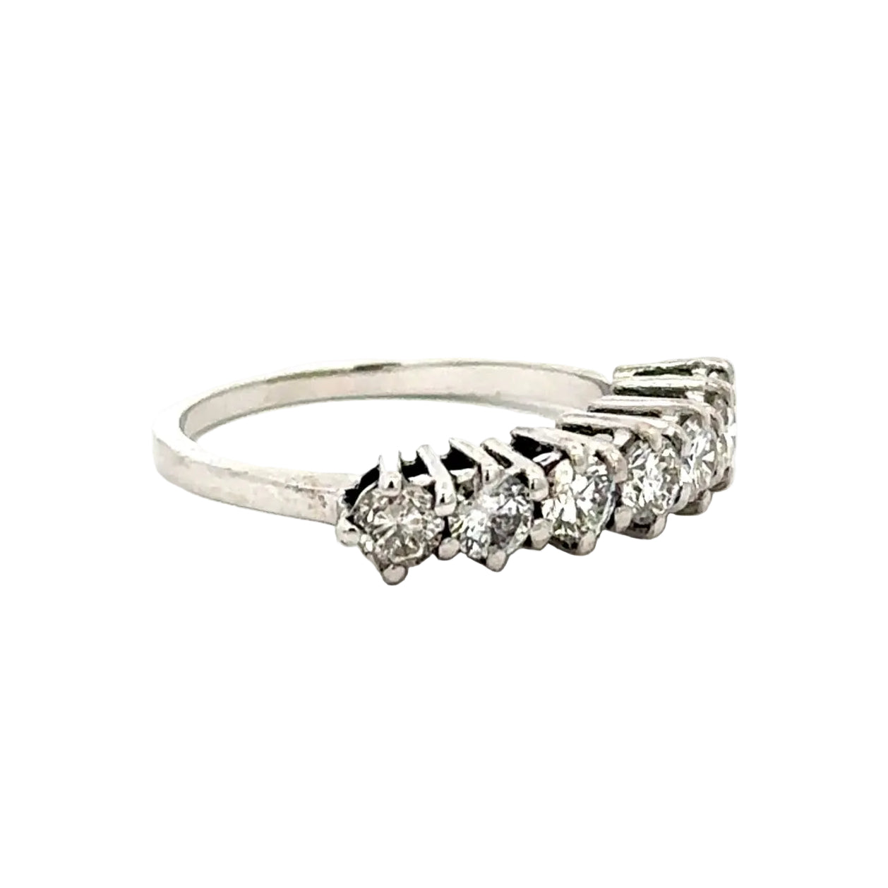 Wedding band ring in white gold and diamonds