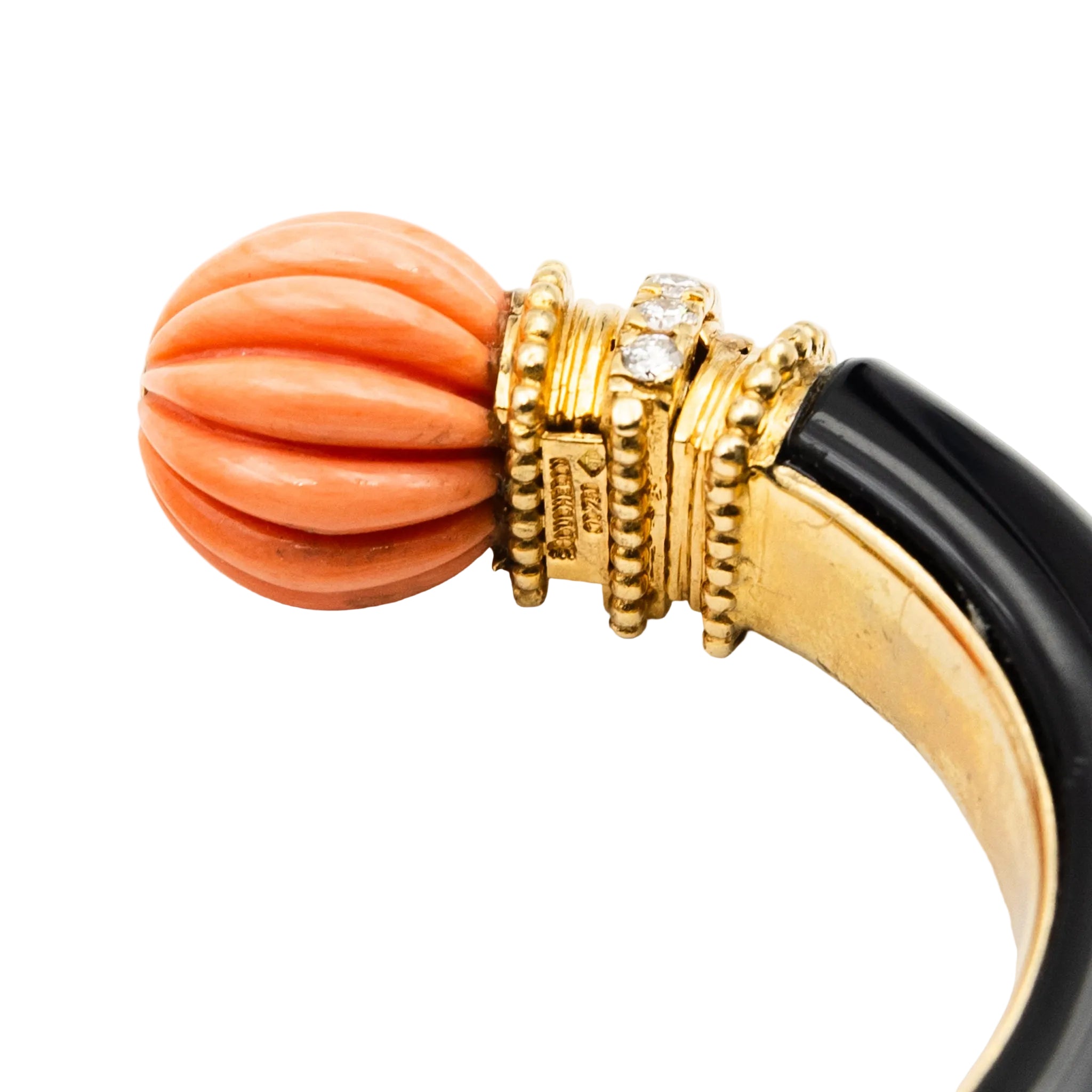 Bracelet Jonc BOUCHERON en or jaune, corail, onyx et diamants