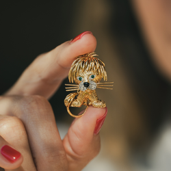 VAN CLEEF & ARPELS "Shaggy Lion" brooch in yellow gold, emeralds, Enamel, and Diamonds