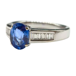 White Gold Solitaire Ring with Sapphire and Diamonds