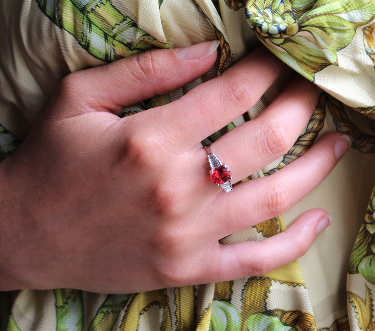 Bague en or blanc, spinelle, et diamants
