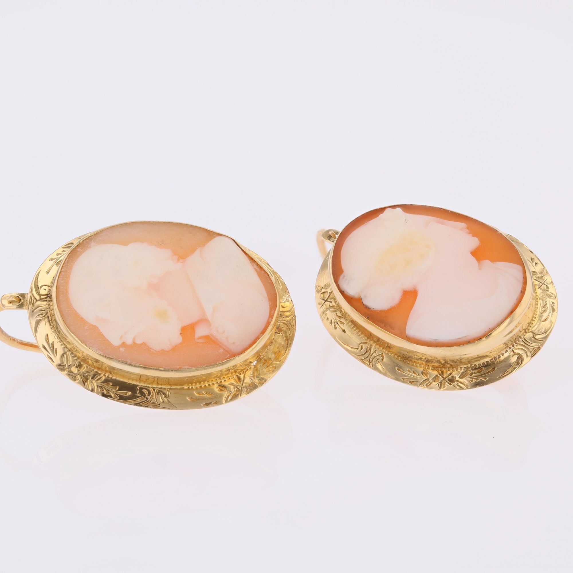 Lever-back earrings in Yellow gold, Rose gold, and Cameo