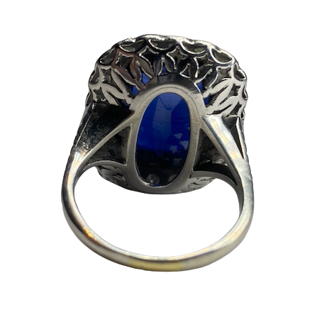 Entourage Ring in white gold, sapphire, and diamonds