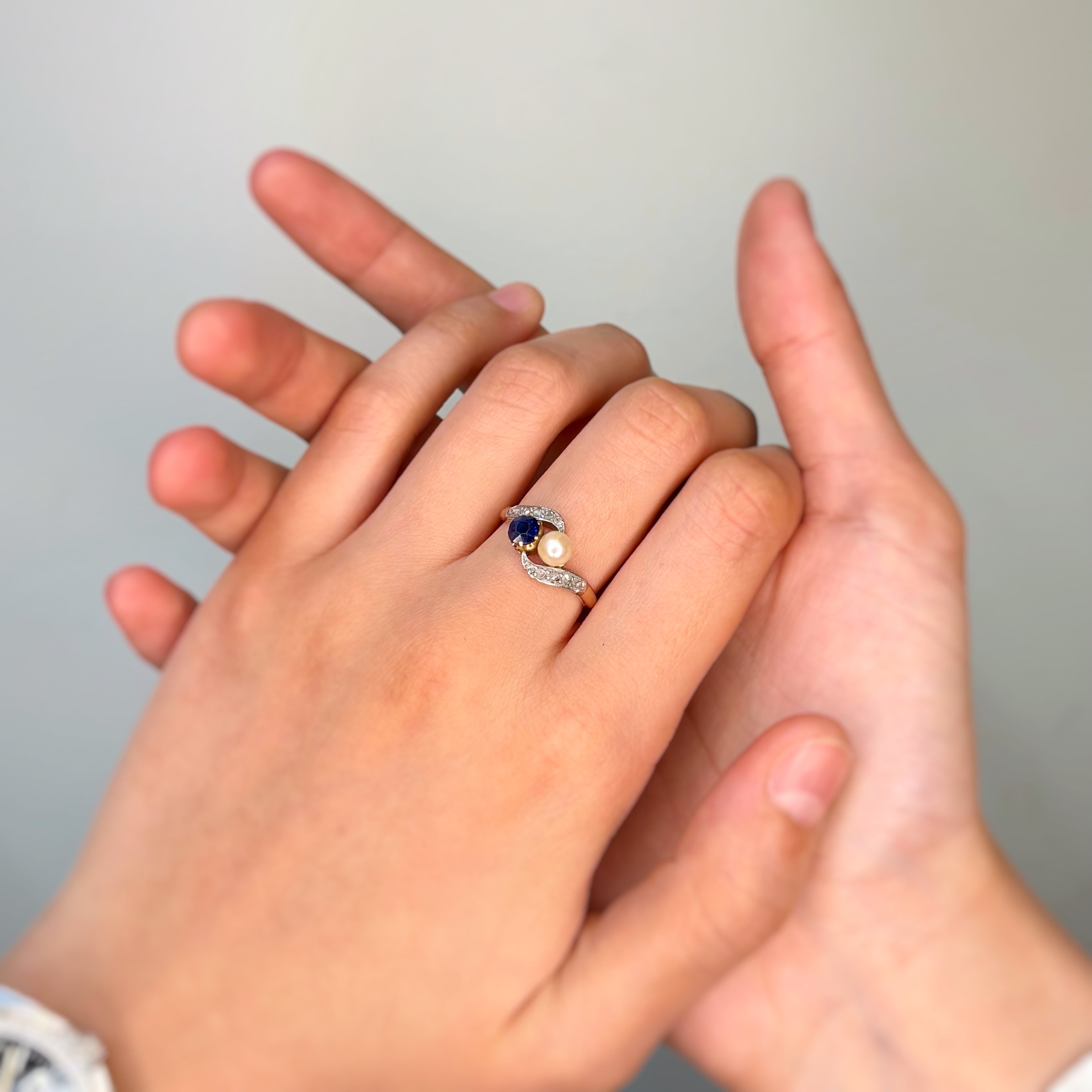 Bague Toi & Moi en or jaune, platine, saphir, perle, et diamants