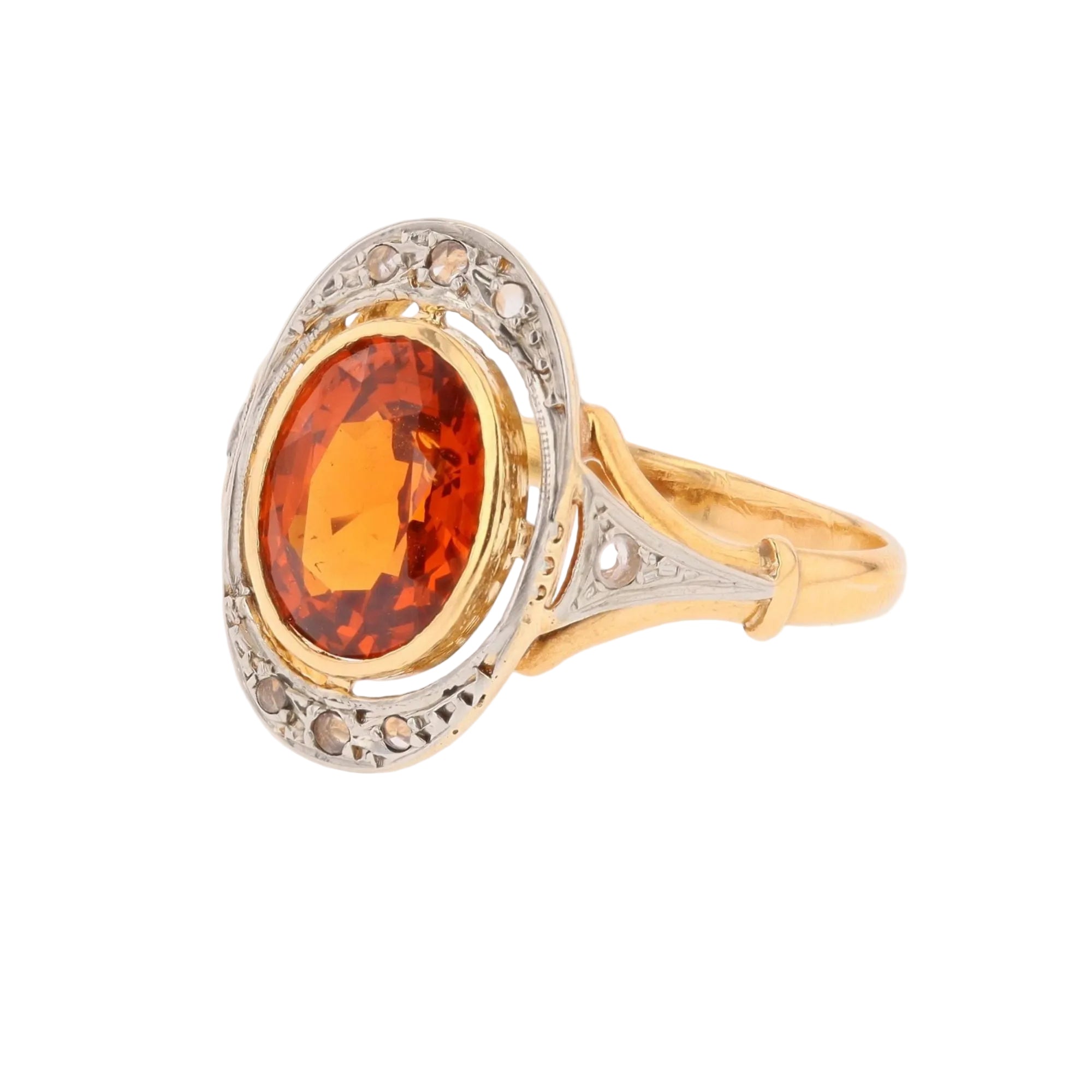 Bague en or jaune, platine, grenat et diamants