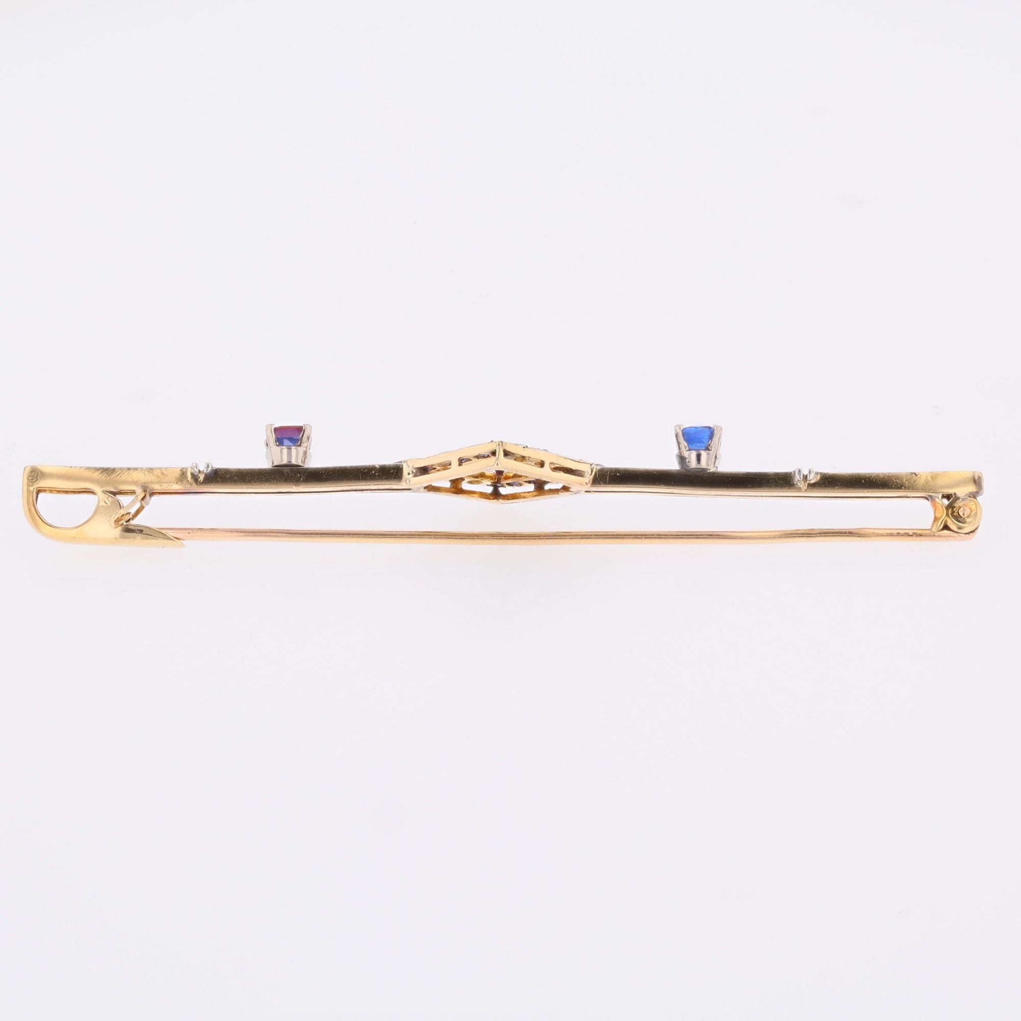 Brooch made of yellow gold, platinum, sapphires, and diamonds
