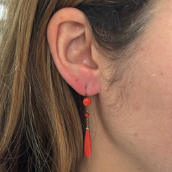 Boucles d'oreilles Pendantes en or jaune et corail