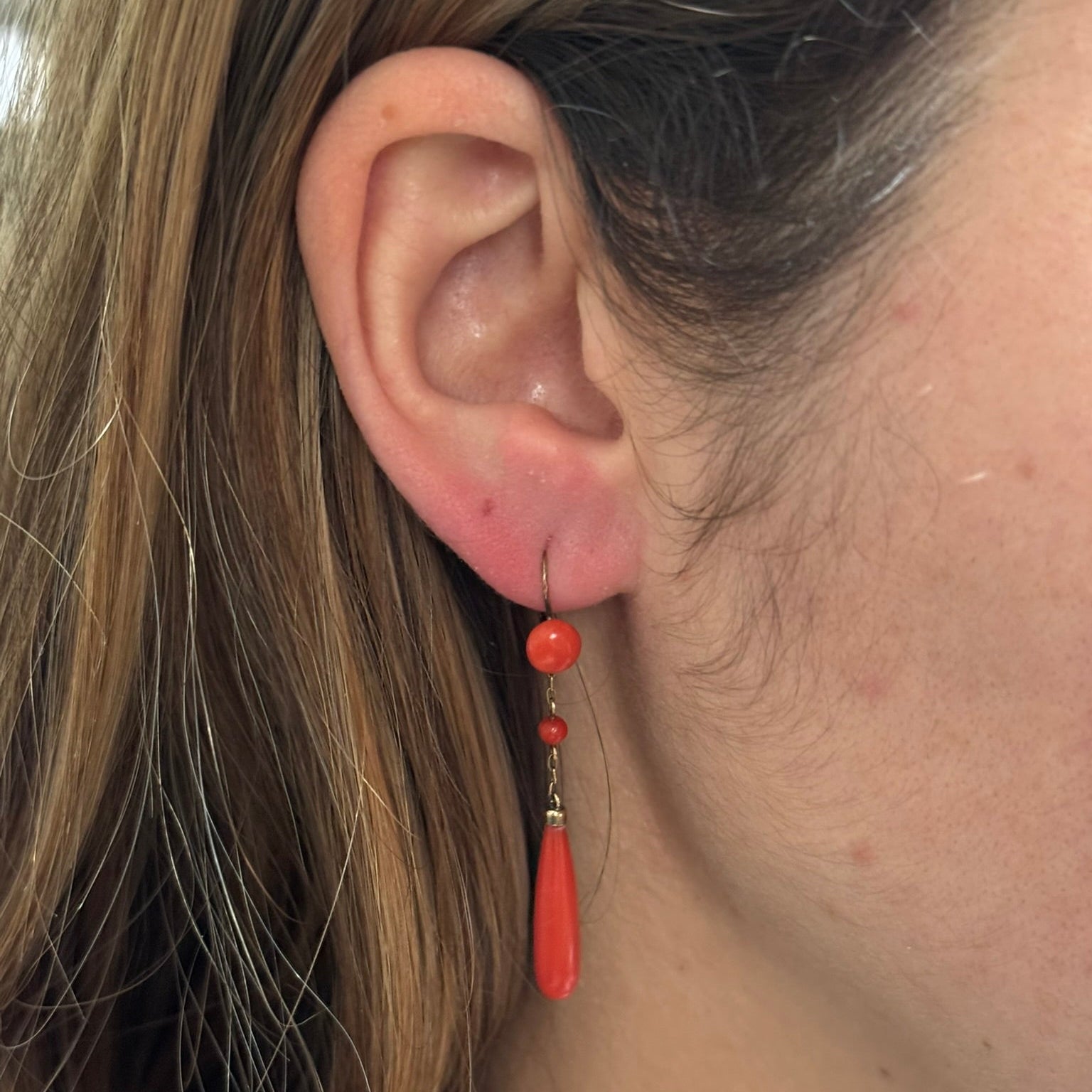 Boucles d'oreilles Pendantes en or jaune et corail