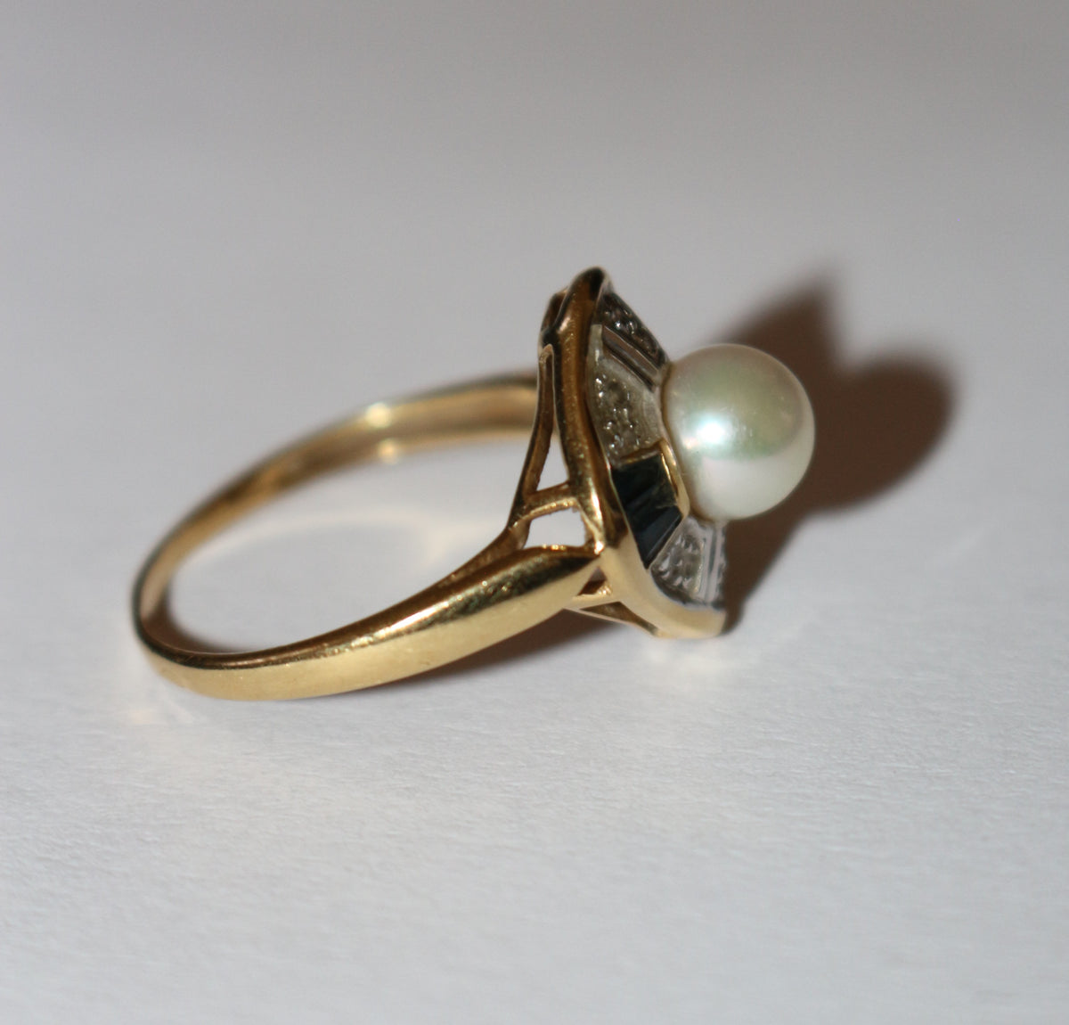 Yellow gold ring with sapphires and a pearl