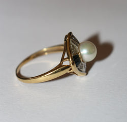 Yellow gold ring with sapphires and a pearl