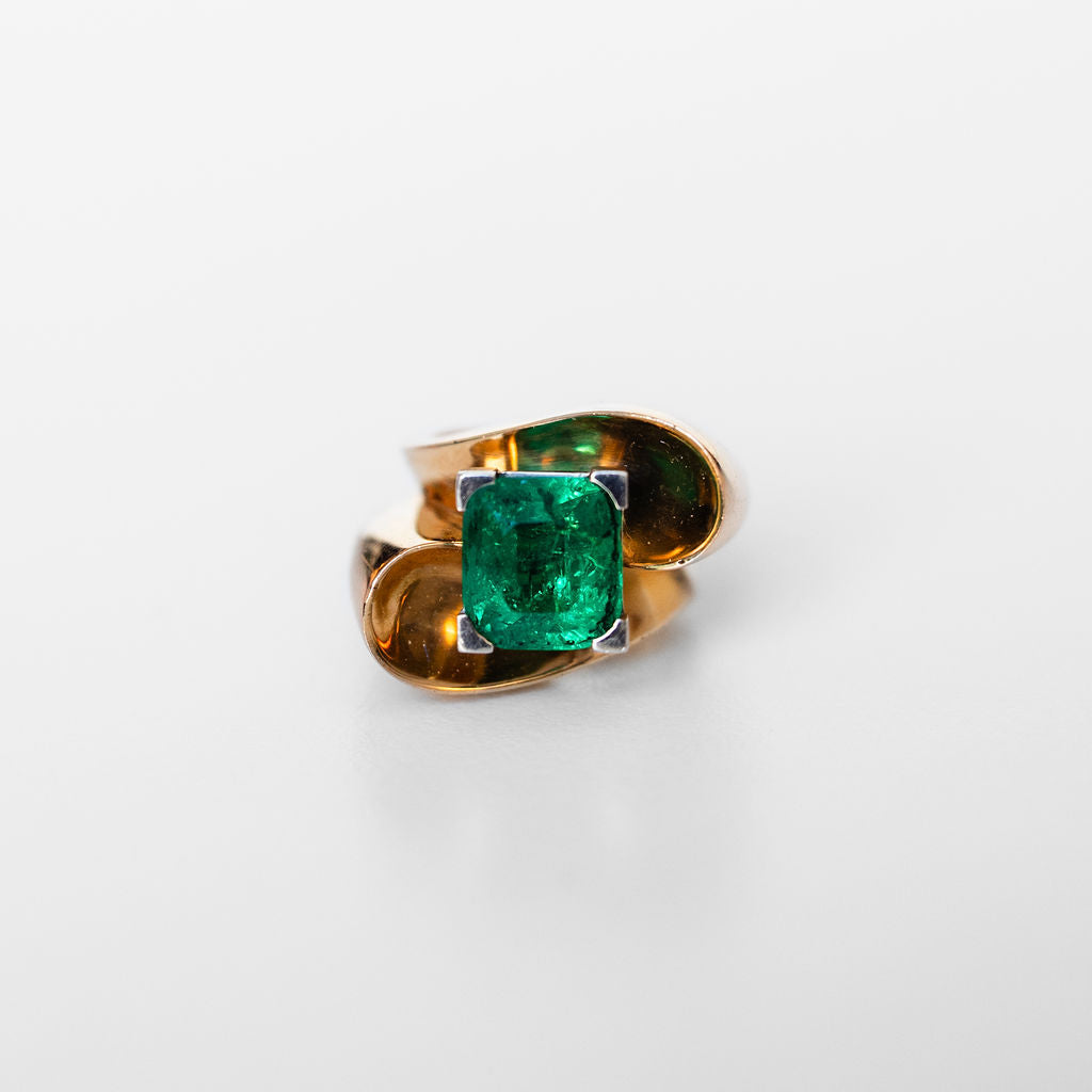 Ring in yellow gold and emerald