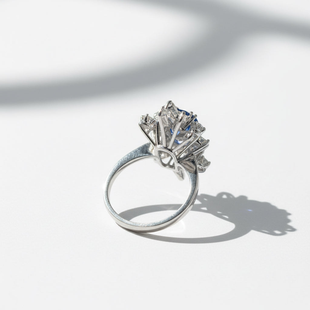 Ring Cocktail in white gold, sapphire and diamonds