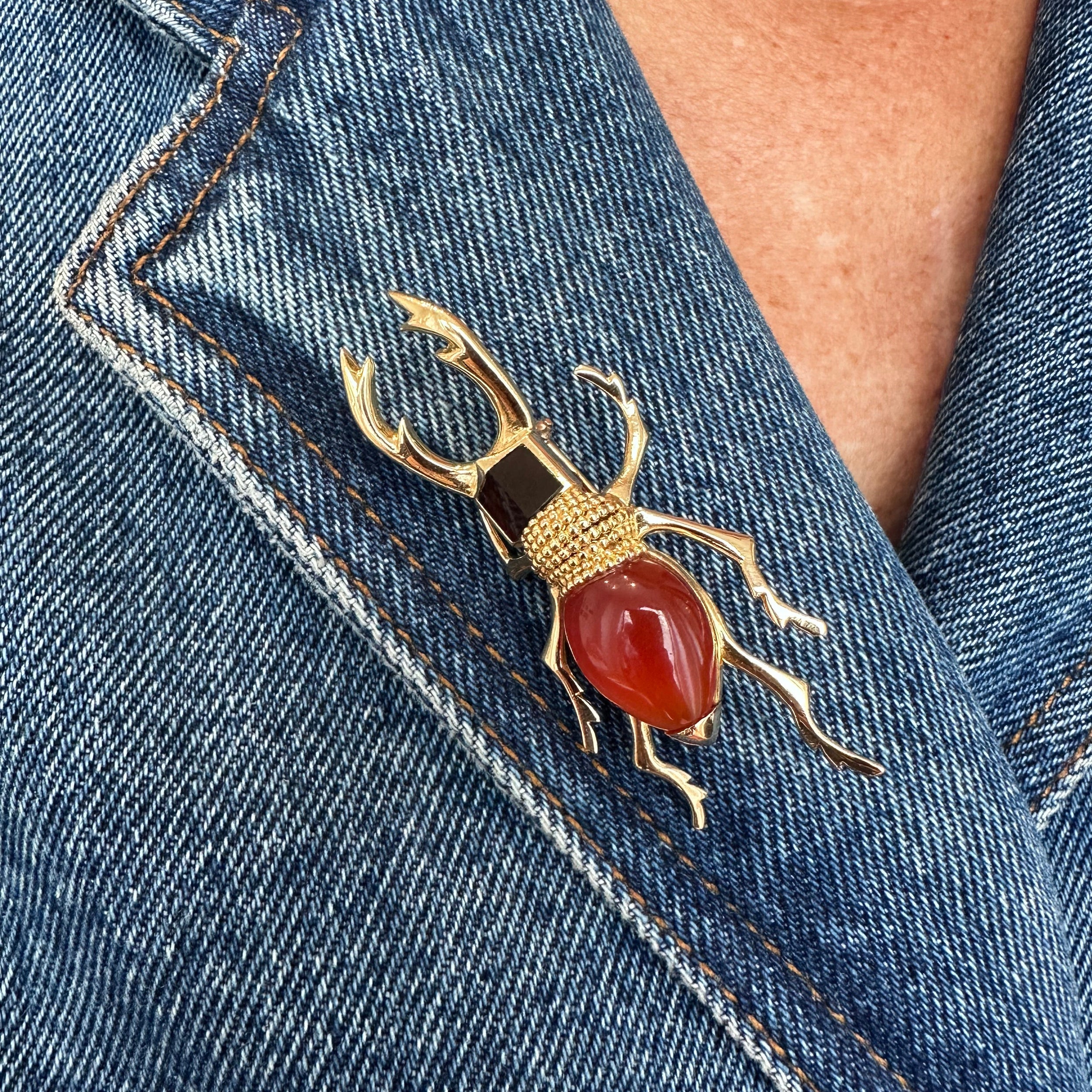 HERMÈS "Scarabée" Brooch in Yellow gold, Carnelian and Agate