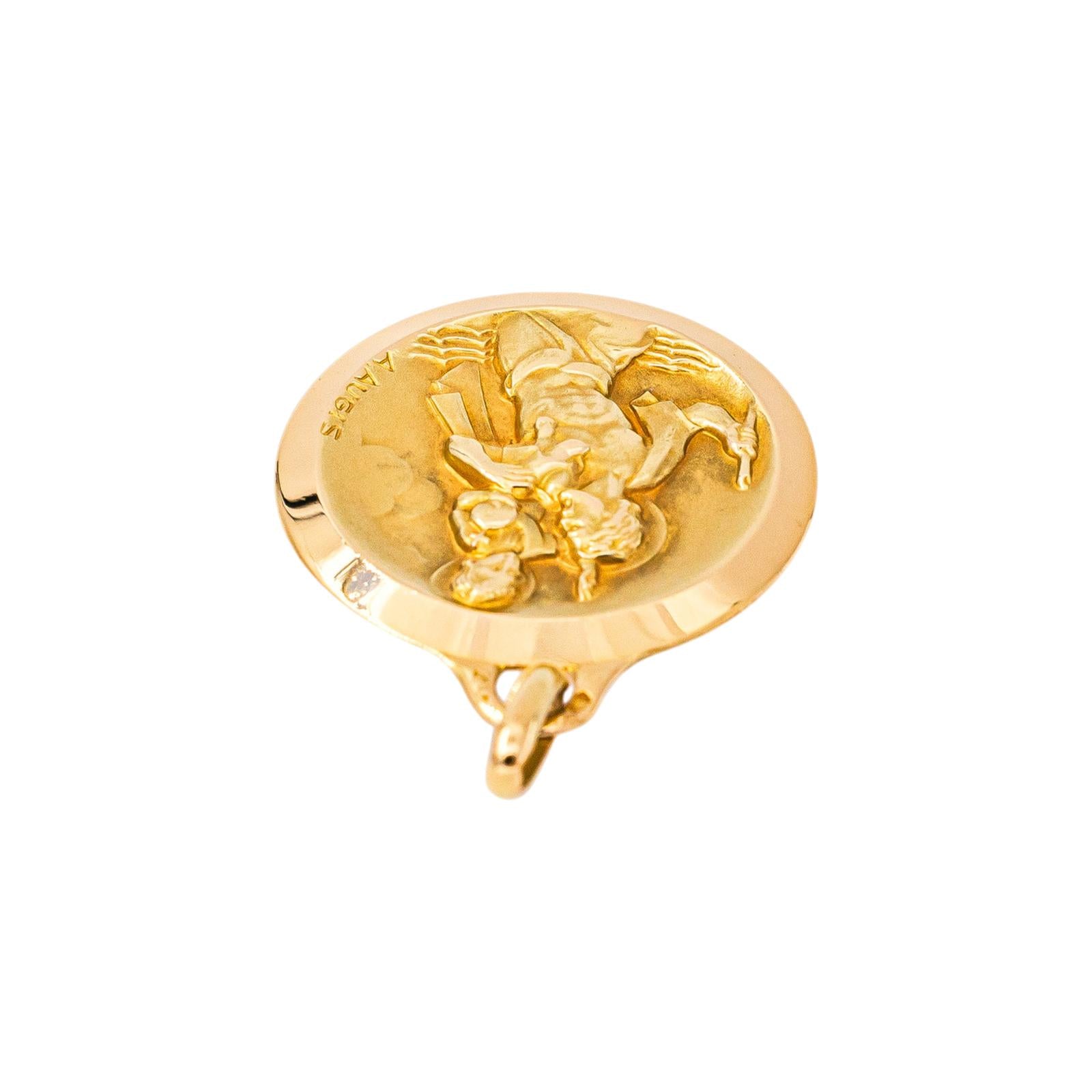 Augis Medal Pendant Yellow gold