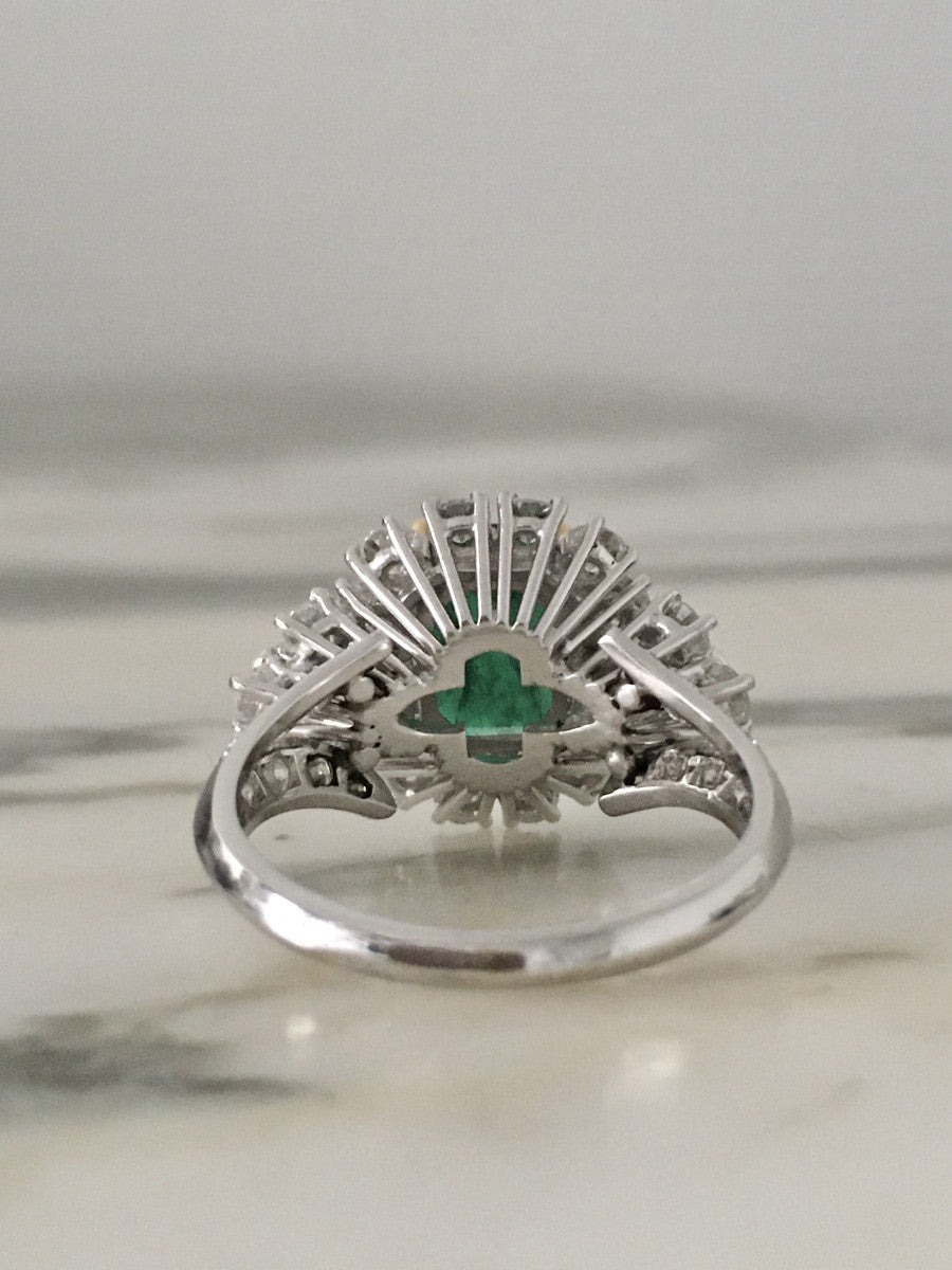 Ring in white gold, yellow gold, emerald and diamonds.