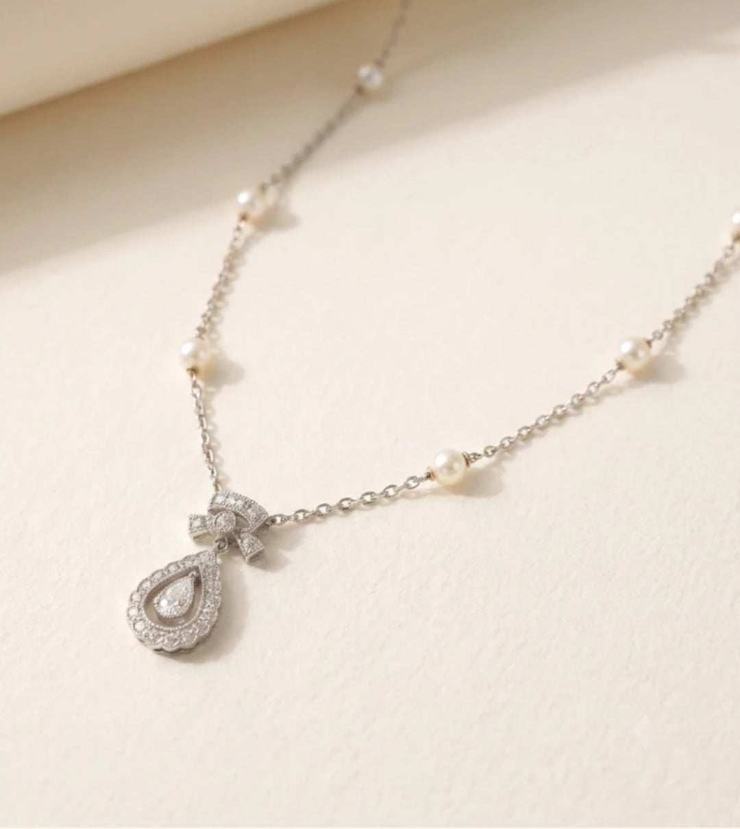 White Gold Necklace with Pendant, Pearls, and Diamonds