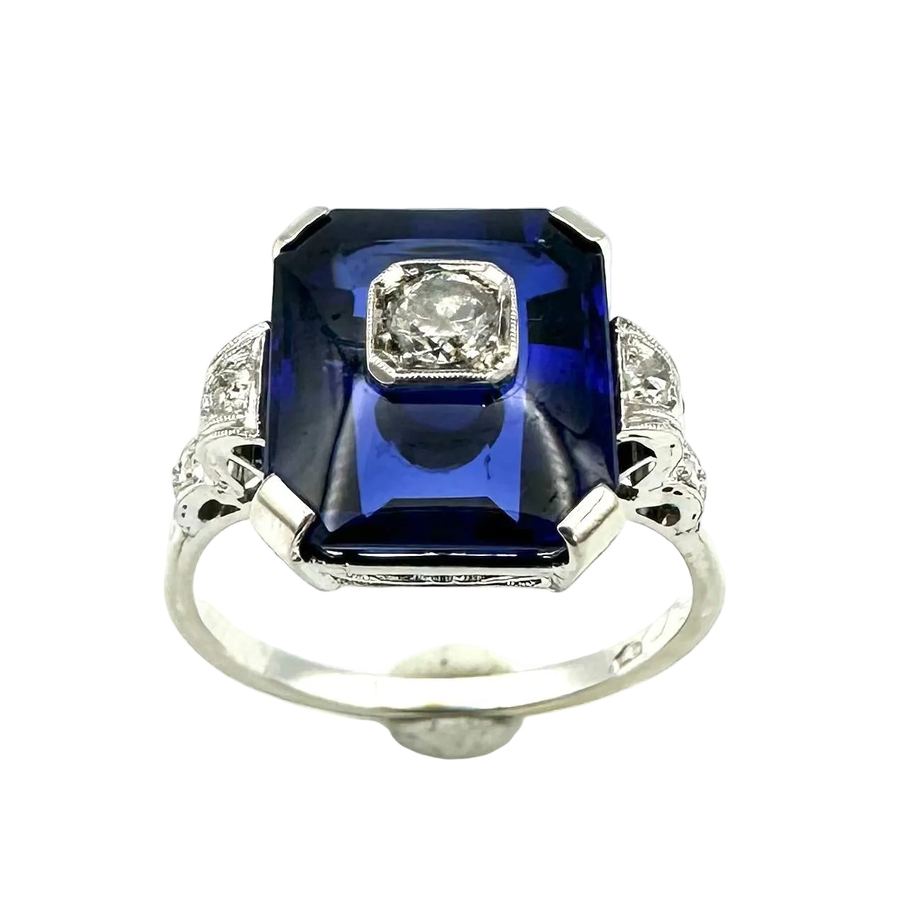 Cocktail Ring in White gold, Sapphire and Diamonds