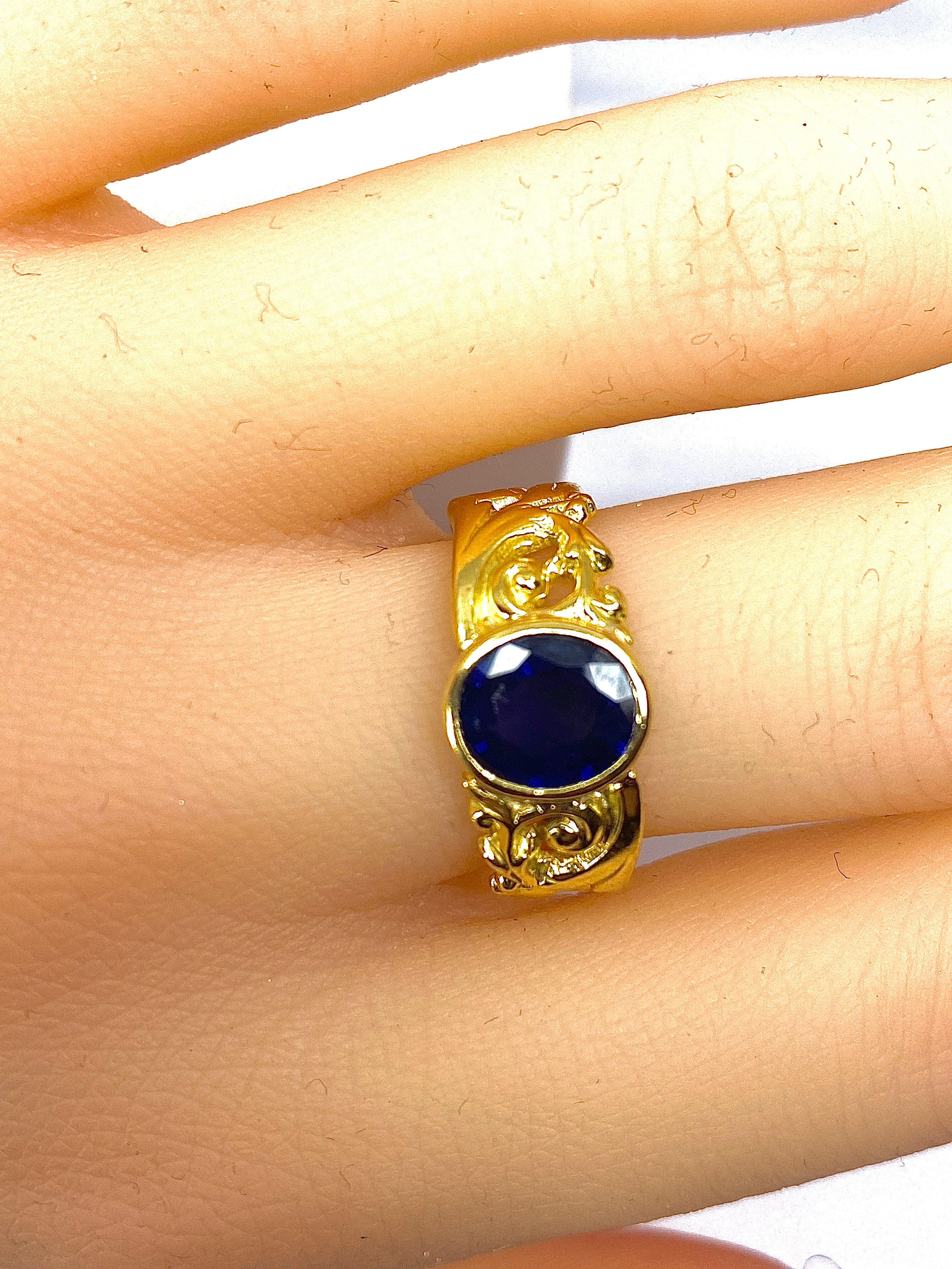 Ring in yellow gold and sapphire