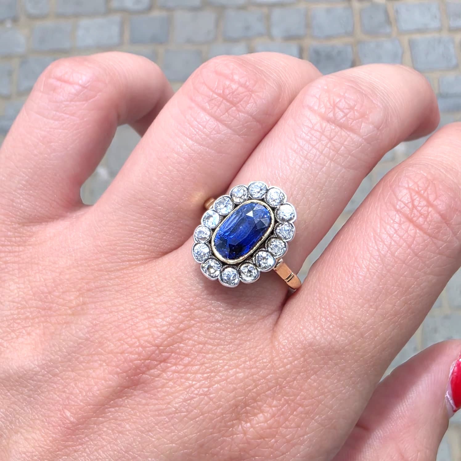 Entourage Ring in yellow gold, silver, sapphire, and diamonds