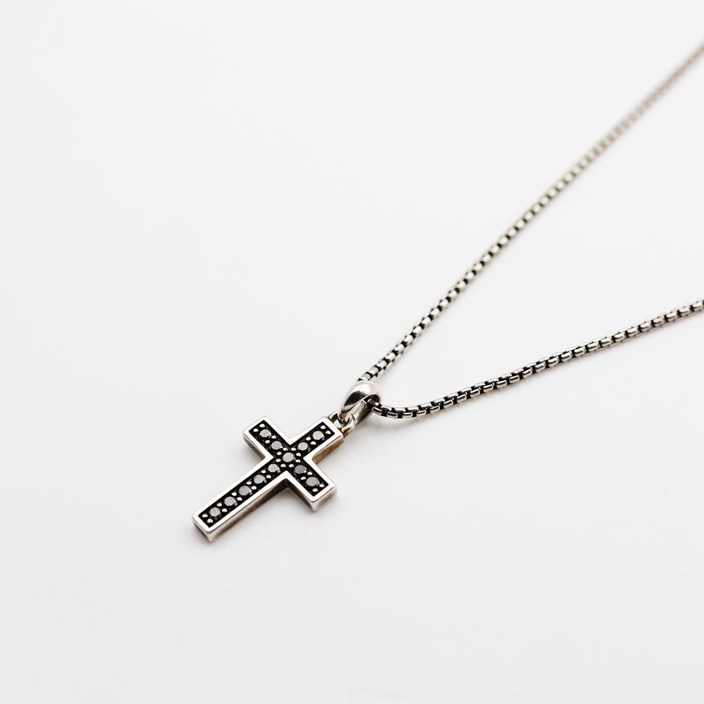 Collier Pendentif Croix DAVID YURMAN en argent et diamants noirs