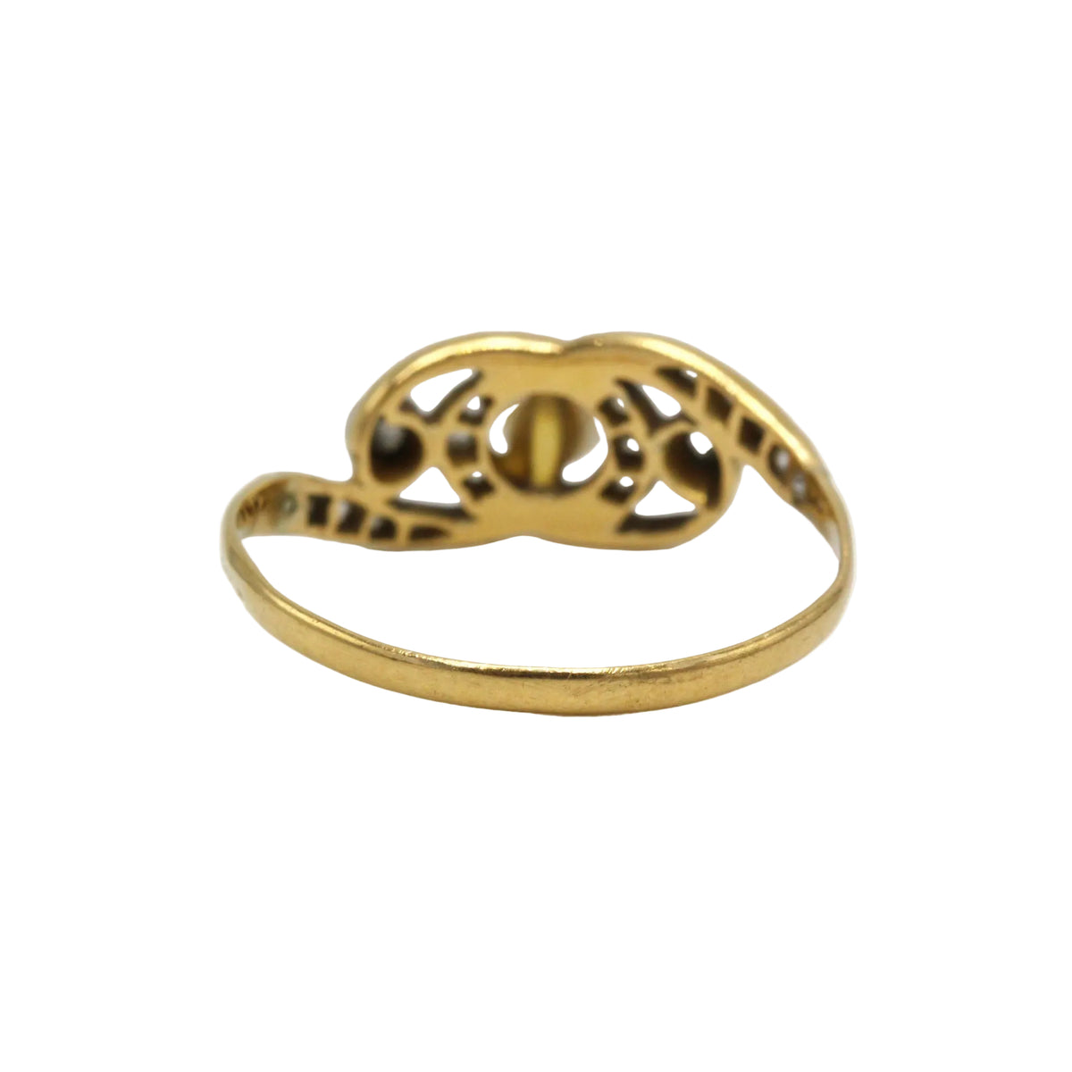 Ring in yellow gold, Platinum, Pearl, and Diamonds