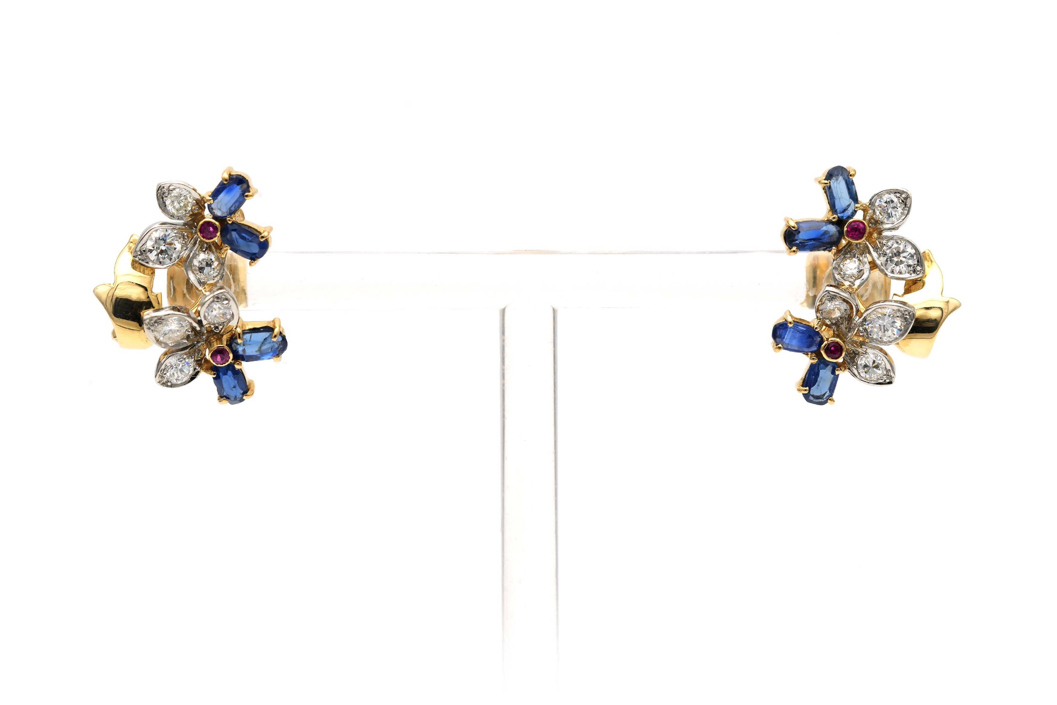 Boucles d'oreilles Puces en or jaune, rubis, saphirs et diamants