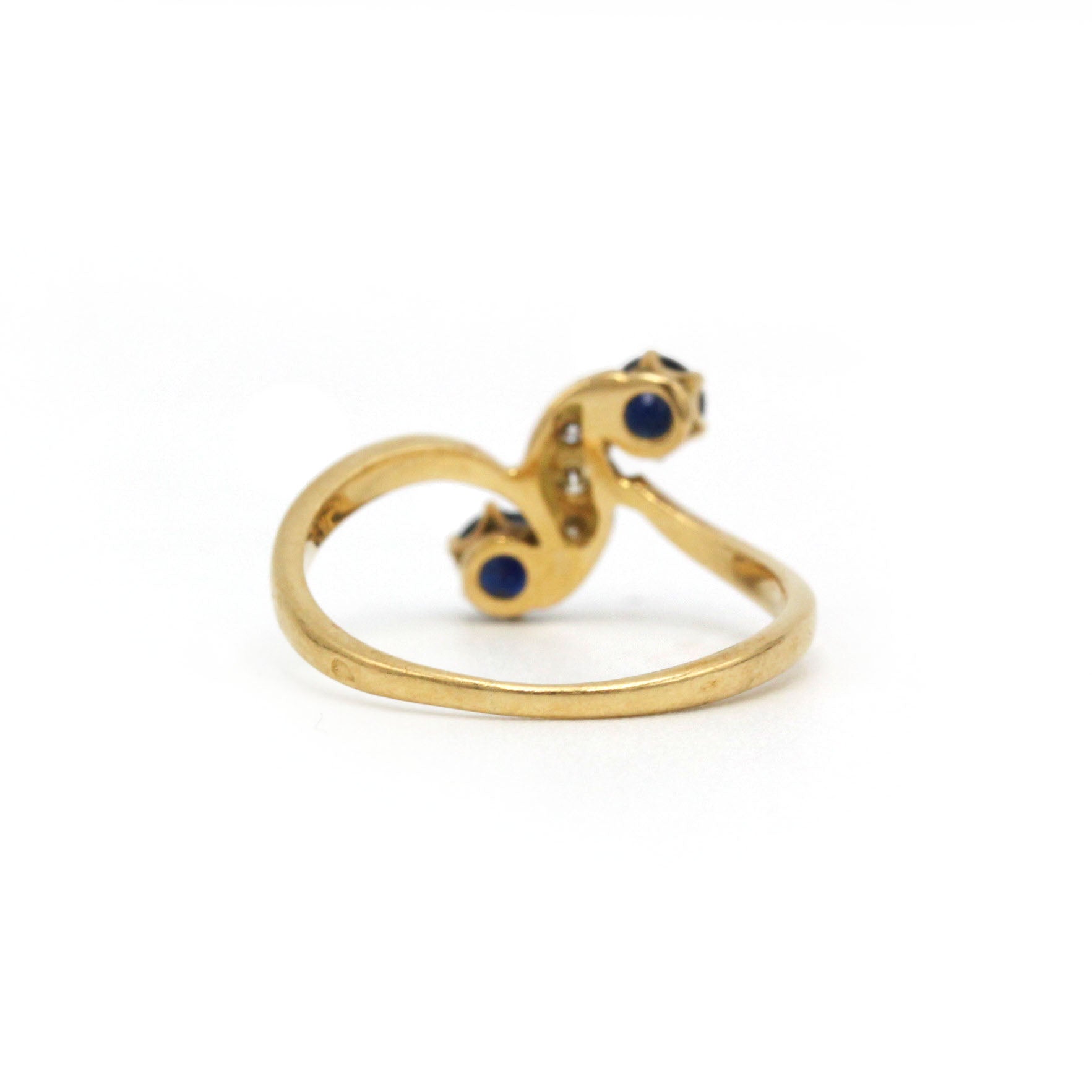 "Toi & Moi" Ring in yellow gold, sapphires, and diamonds