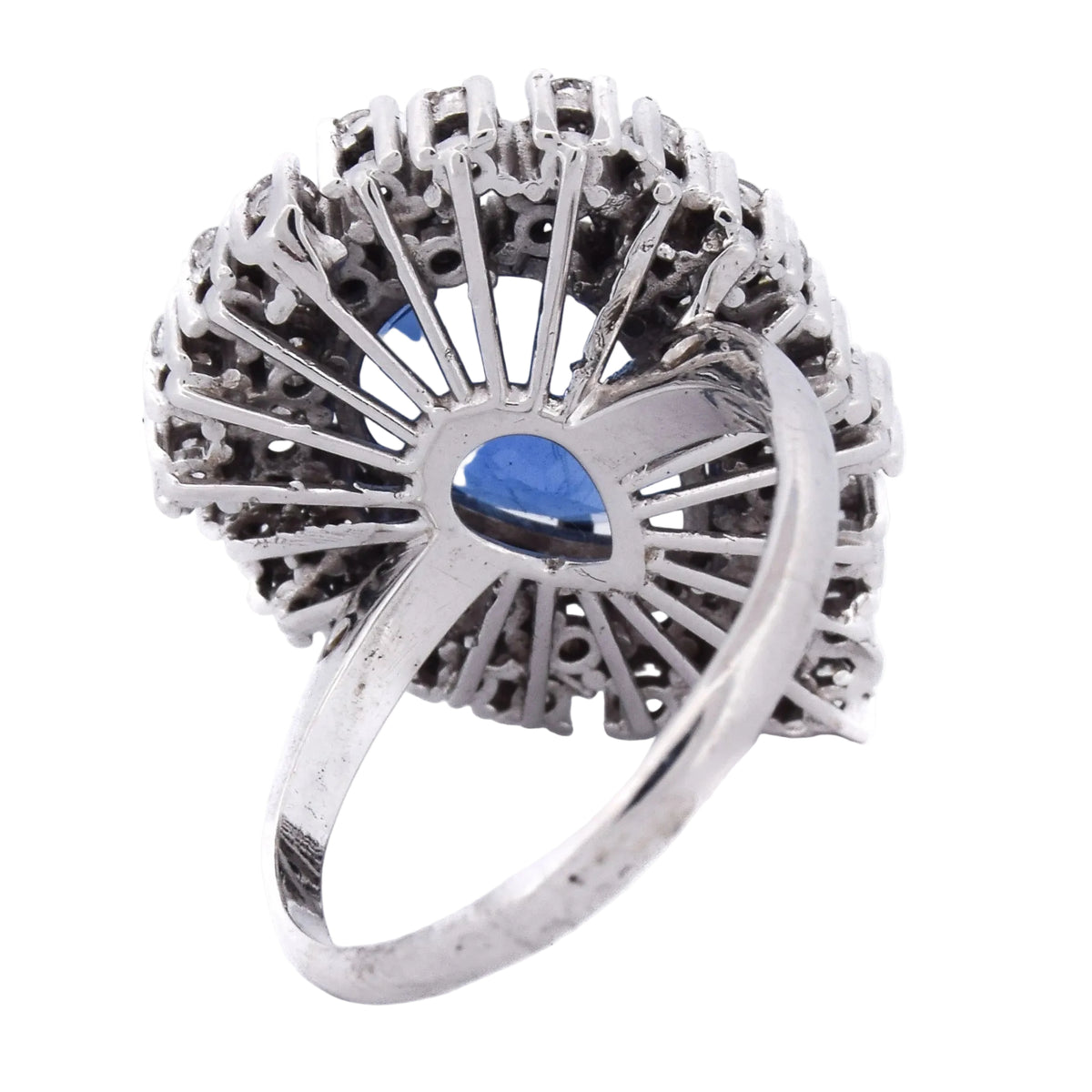 Entourage Ring in white gold, sapphire, and diamonds