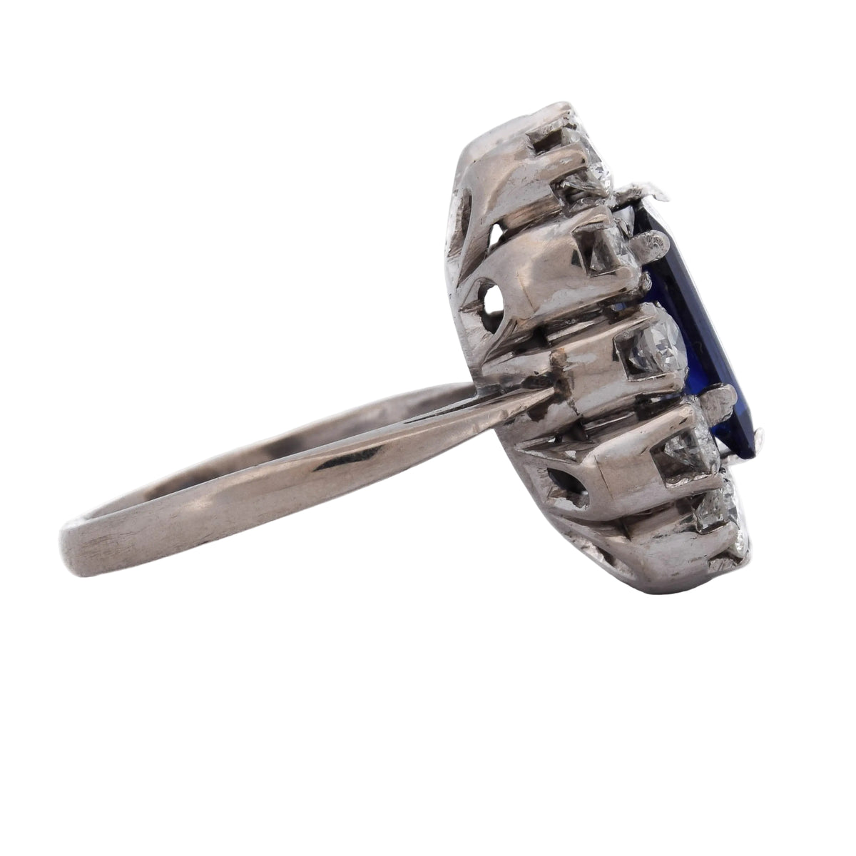Entourage Ring in white gold, sapphire, and diamonds