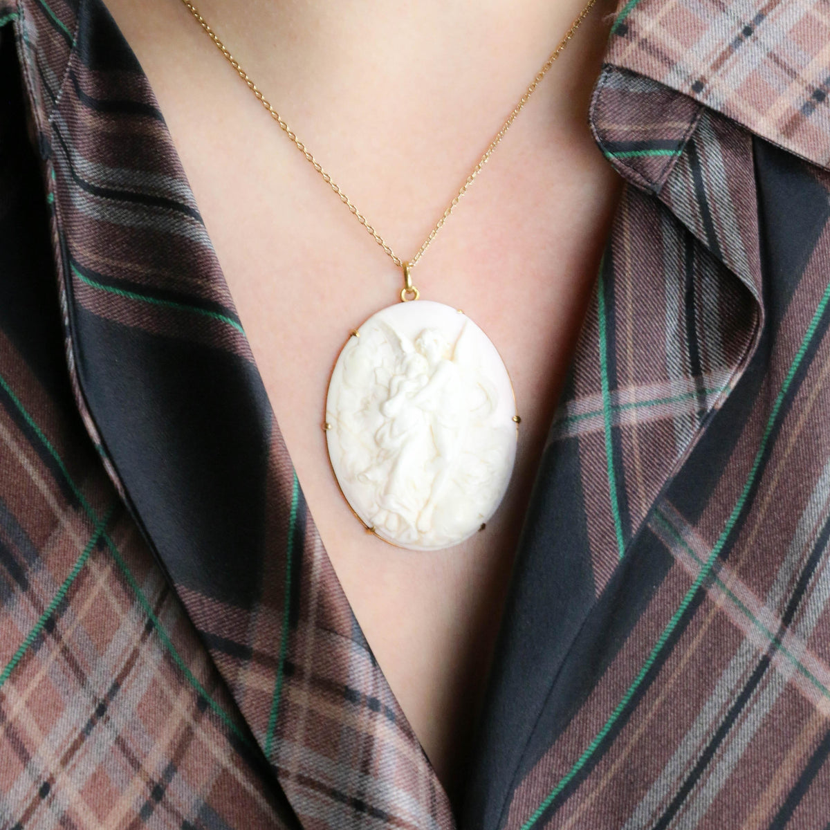 Yellow gold pendant with a cameo