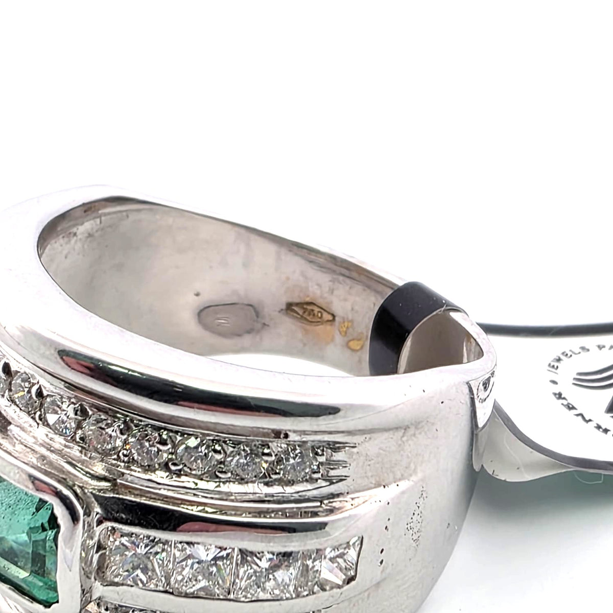 Yellow gold ring with emeralds and diamonds